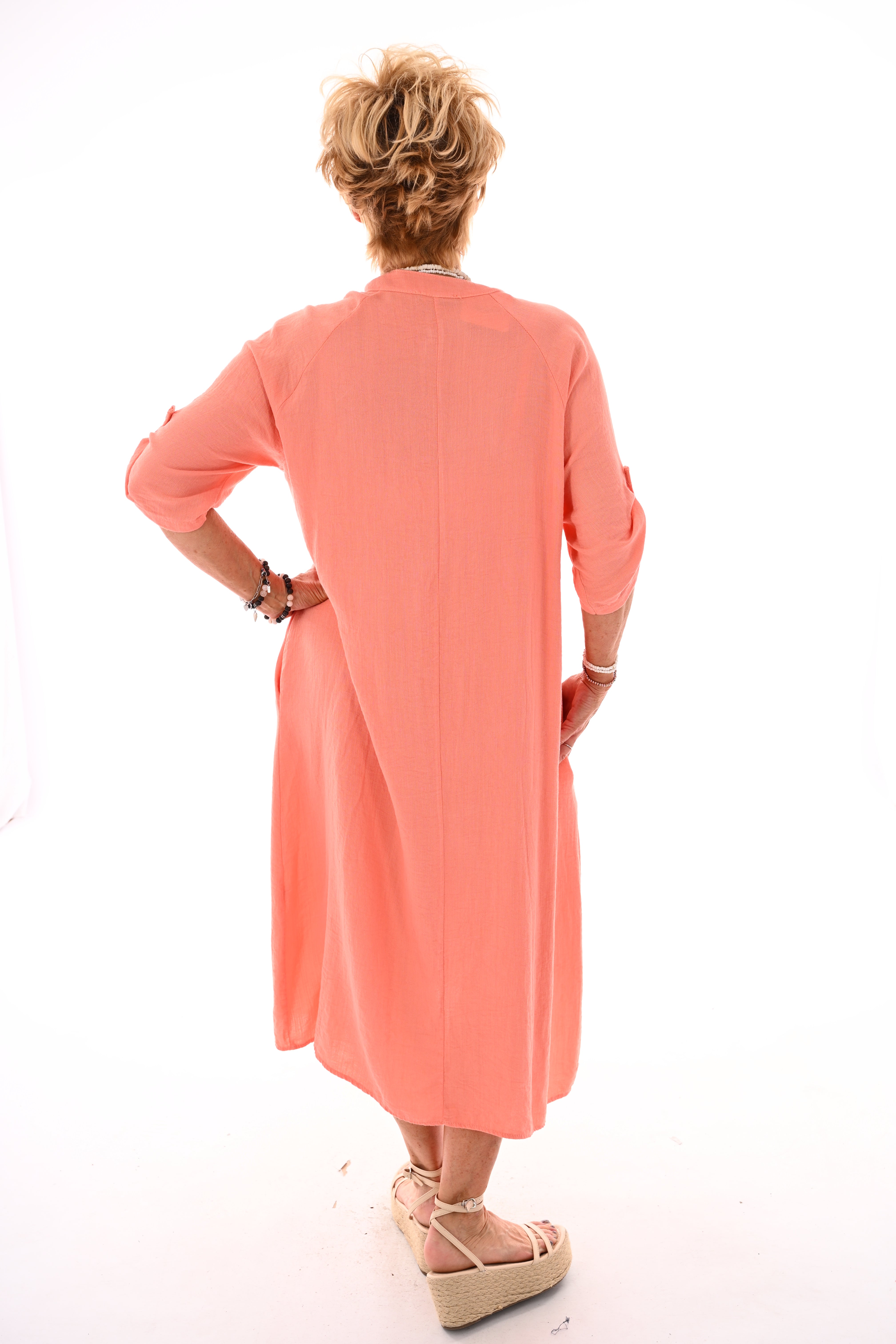 Lange jurk v-hals en ophaalmouwen zalm