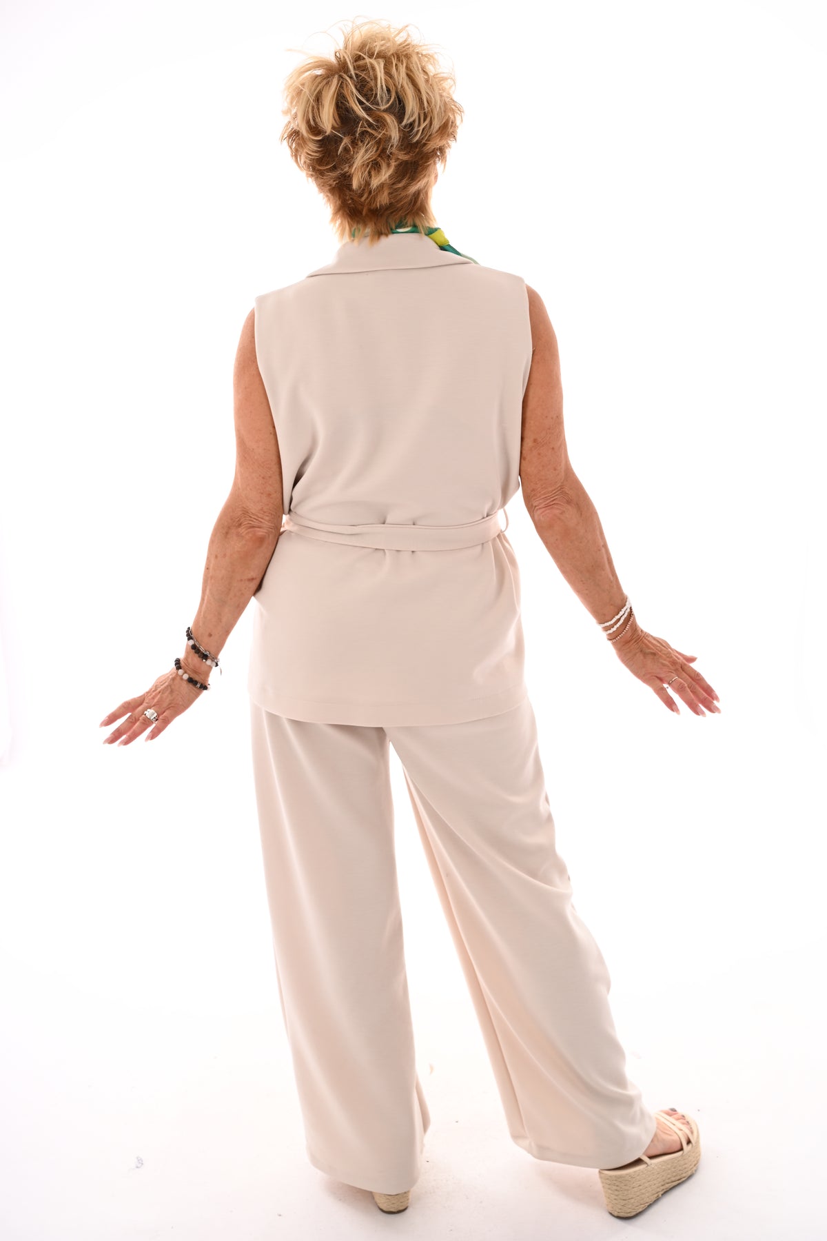 Tweedelig set gilet met ceintuur beige