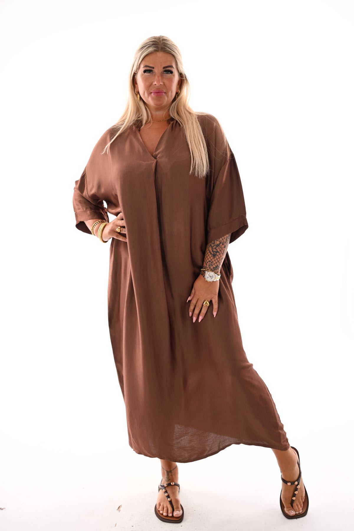 Silky jurk met v-hals bruin