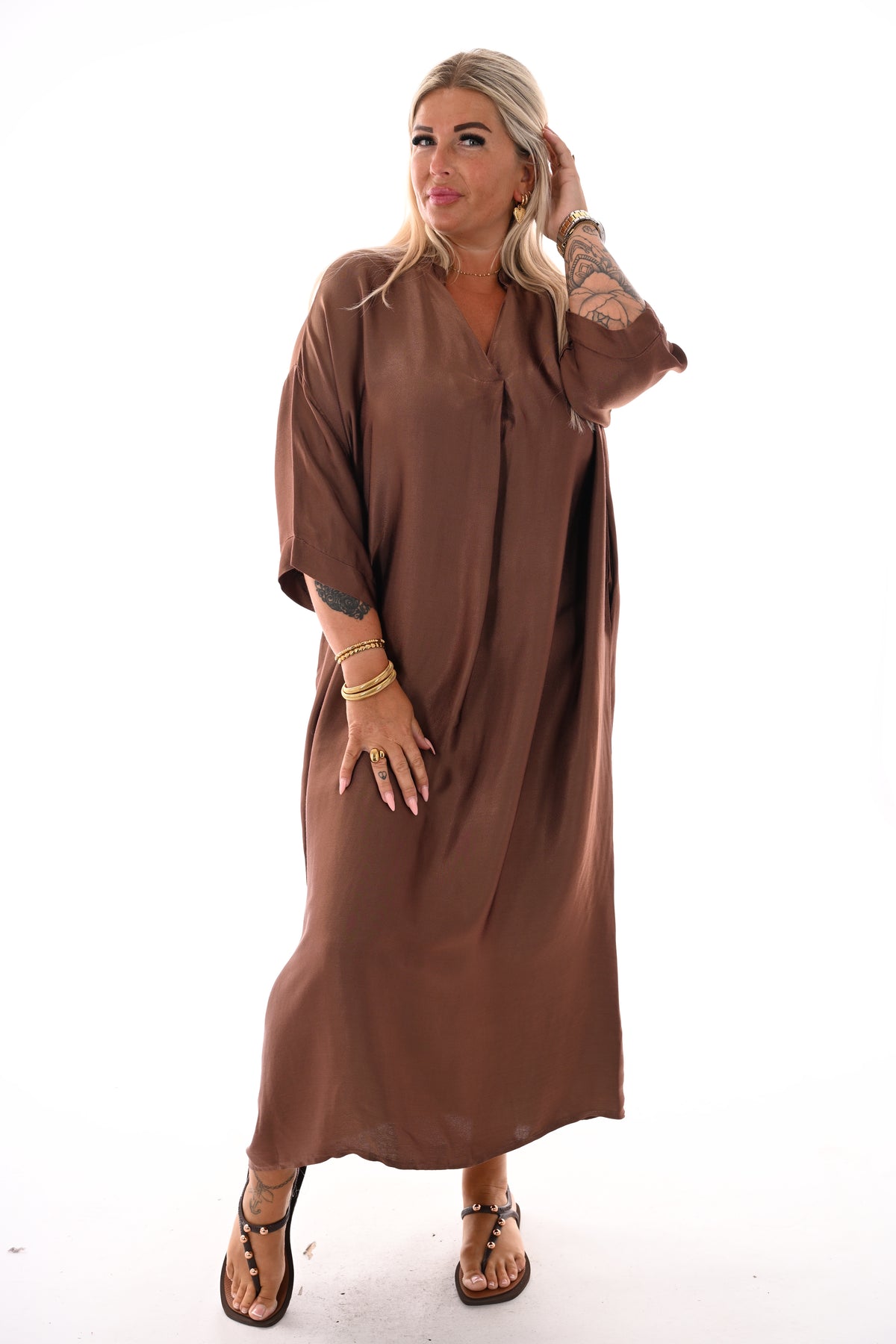 Silky jurk met v-hals bruin