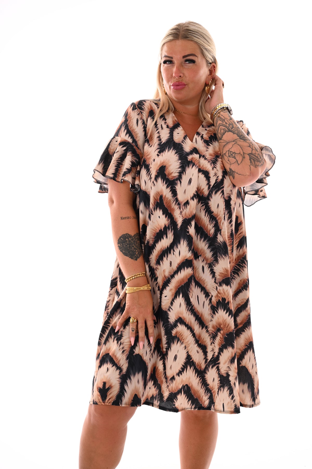 Jurk v-hals korte roezelmouwen print abstract beige