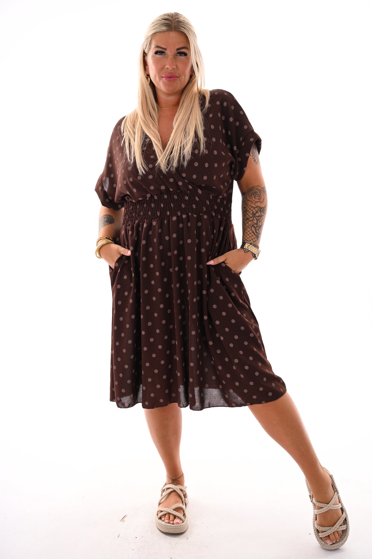 Jurk dots met v-hals bruin