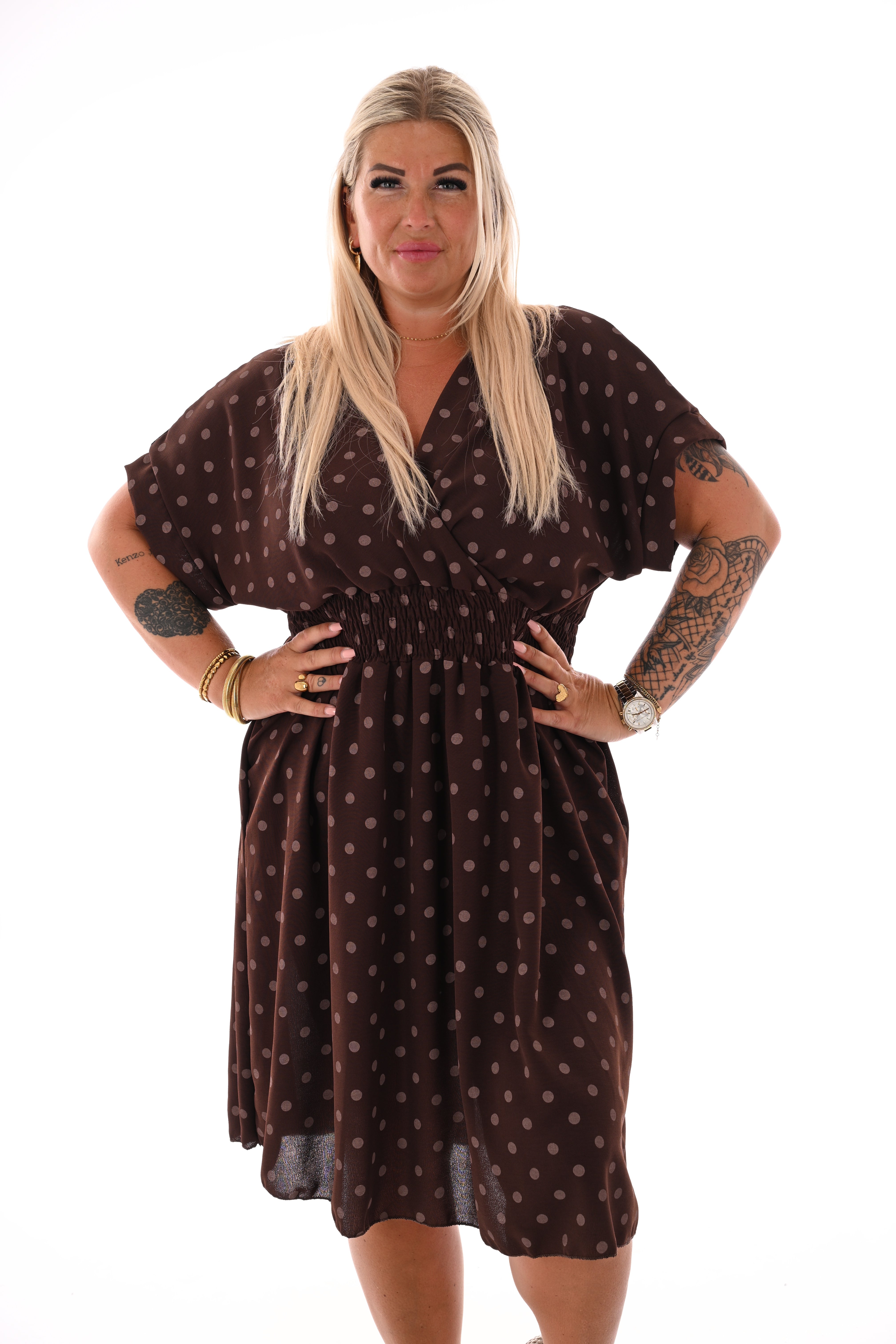 Jurk dots met v-hals bruin