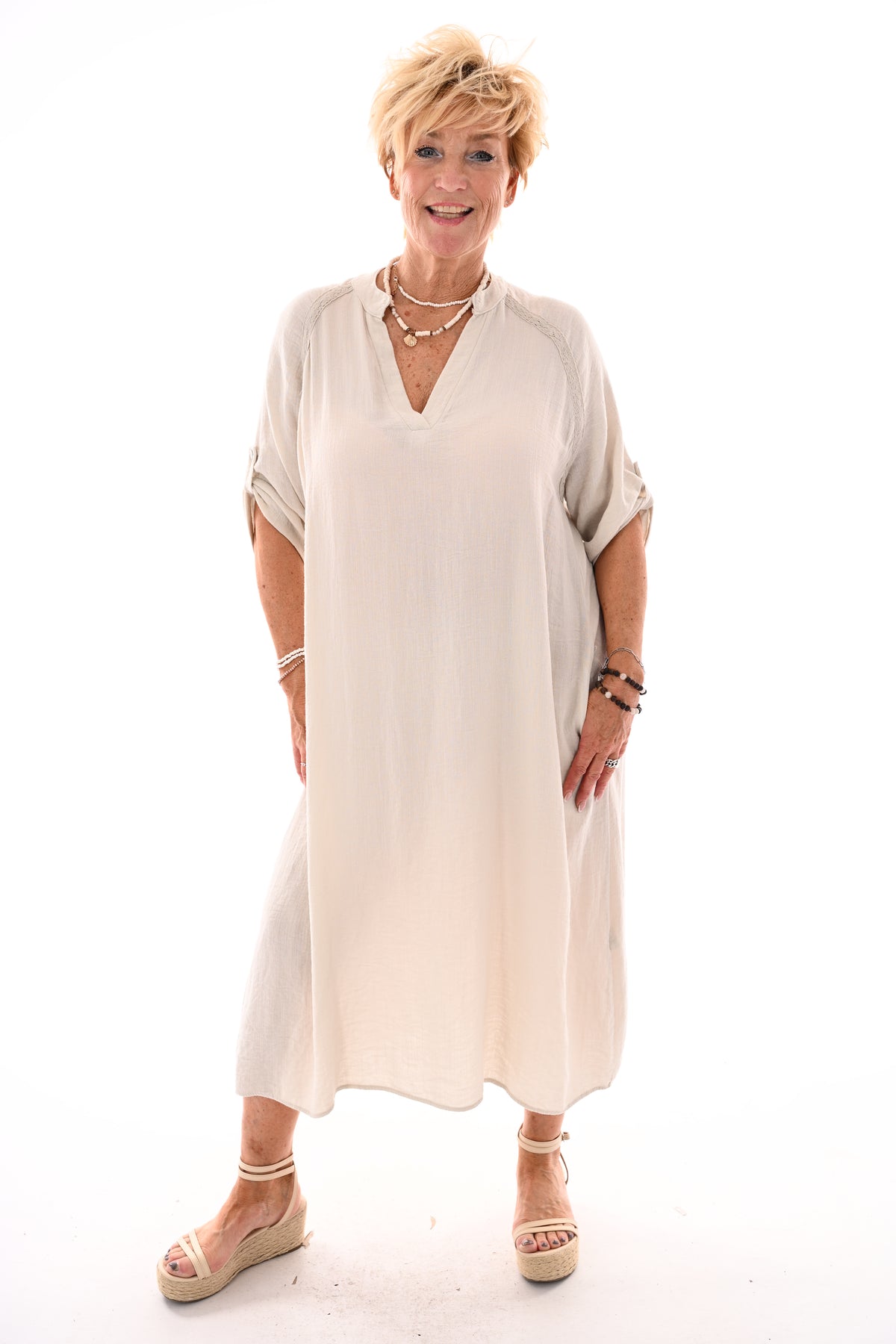 Lange jurk v-hals en ophaalmouwen creme
