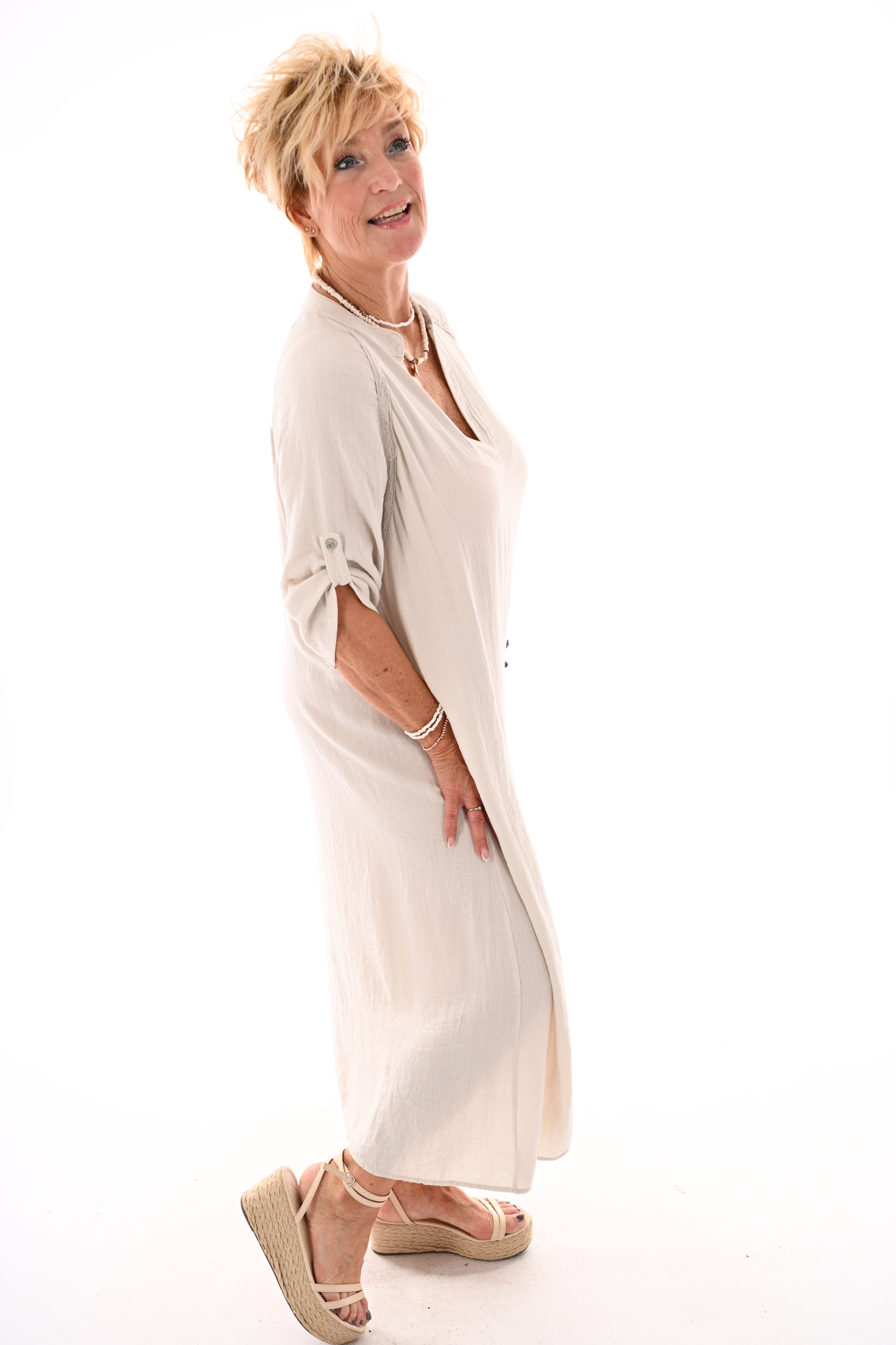 Lange jurk v-hals en ophaalmouwen creme
