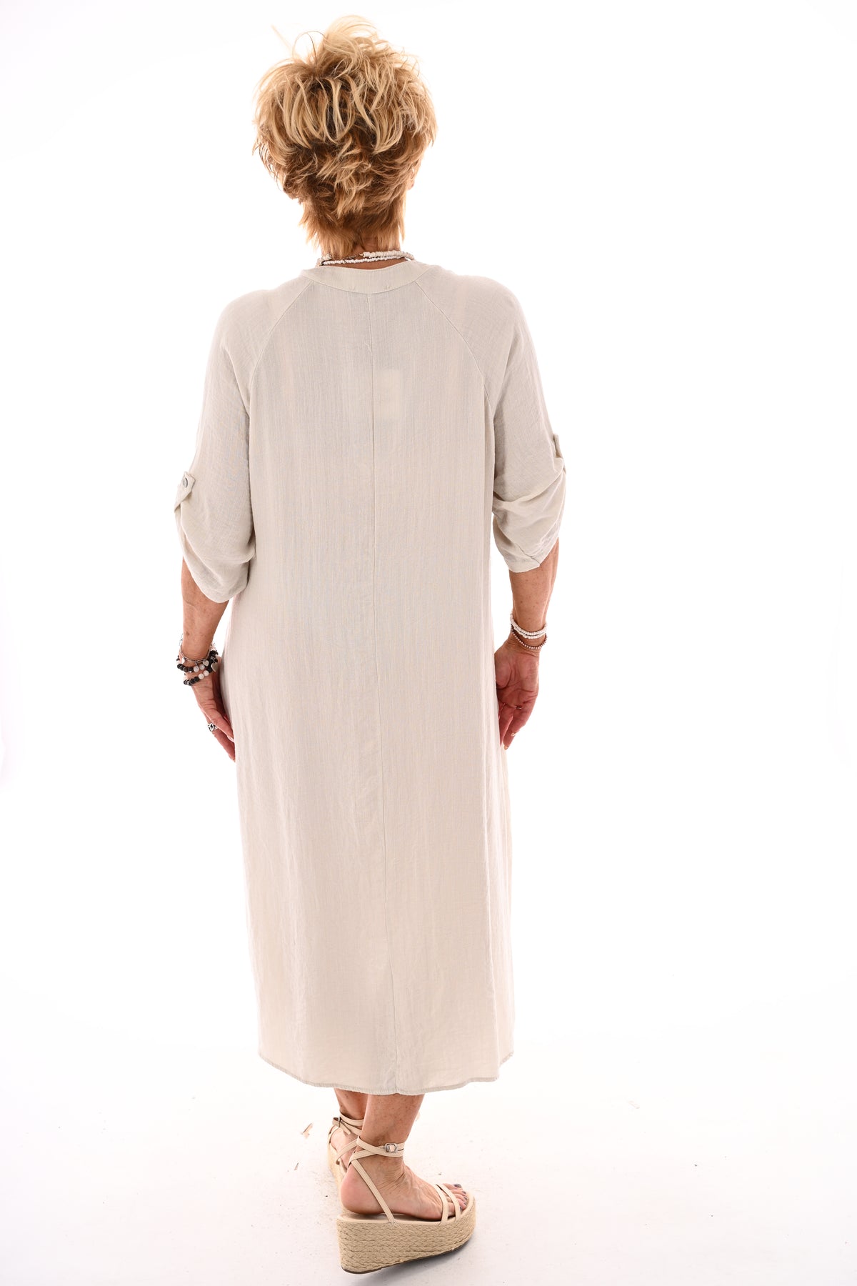 Lange jurk v-hals en ophaalmouwen creme