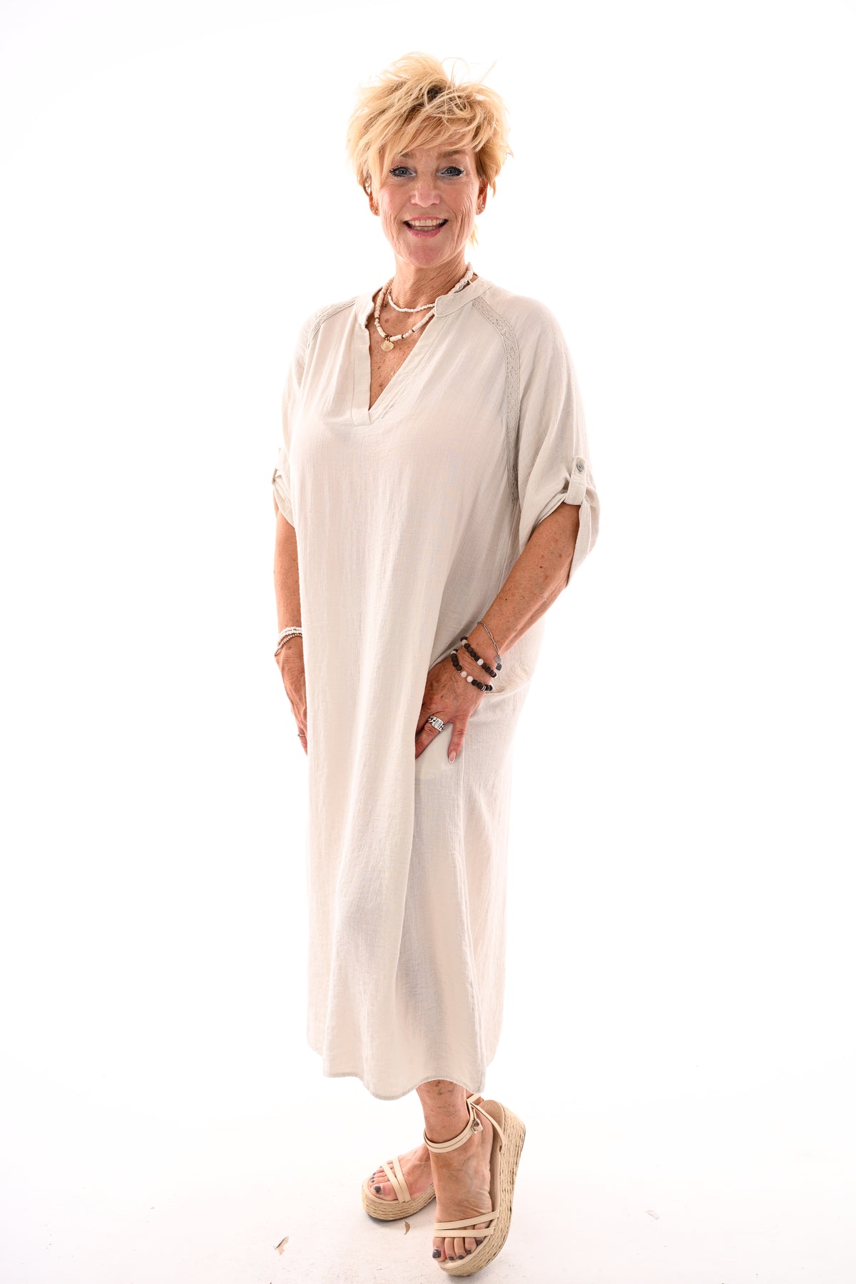 Lange jurk v-hals en ophaalmouwen creme