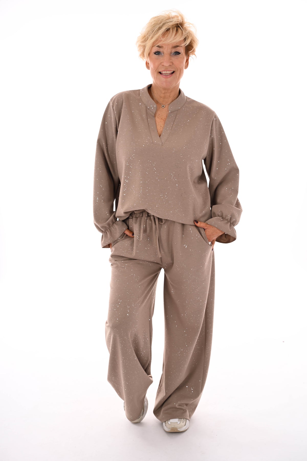 Tweedelig pak glitter flakes roezelmouwen beige