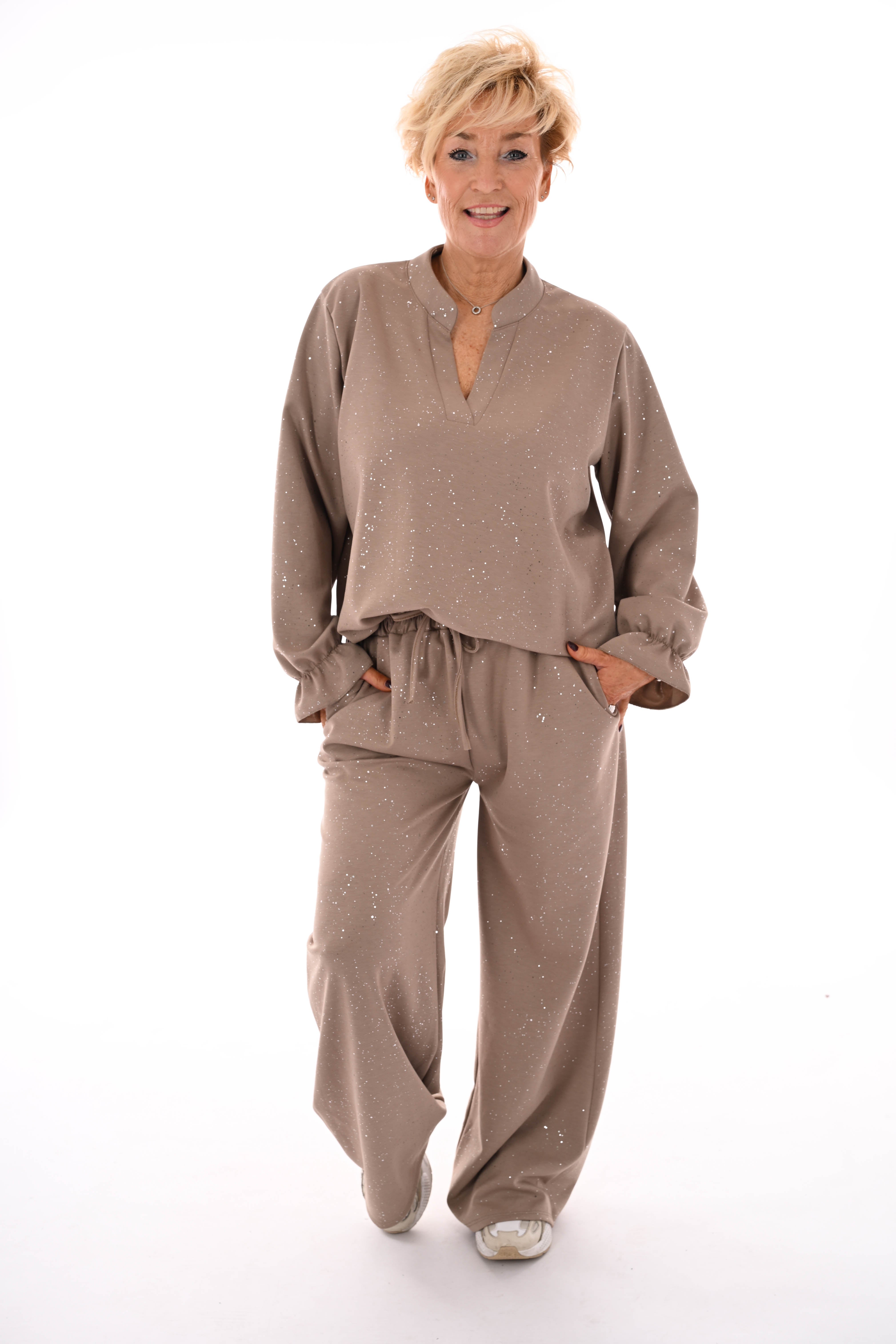 Tweedelig pak glitter flakes roezelmouwen beige