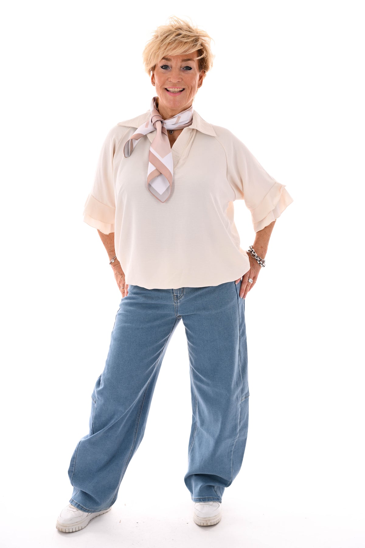 Top v-hals met korte roezelmouwen beige