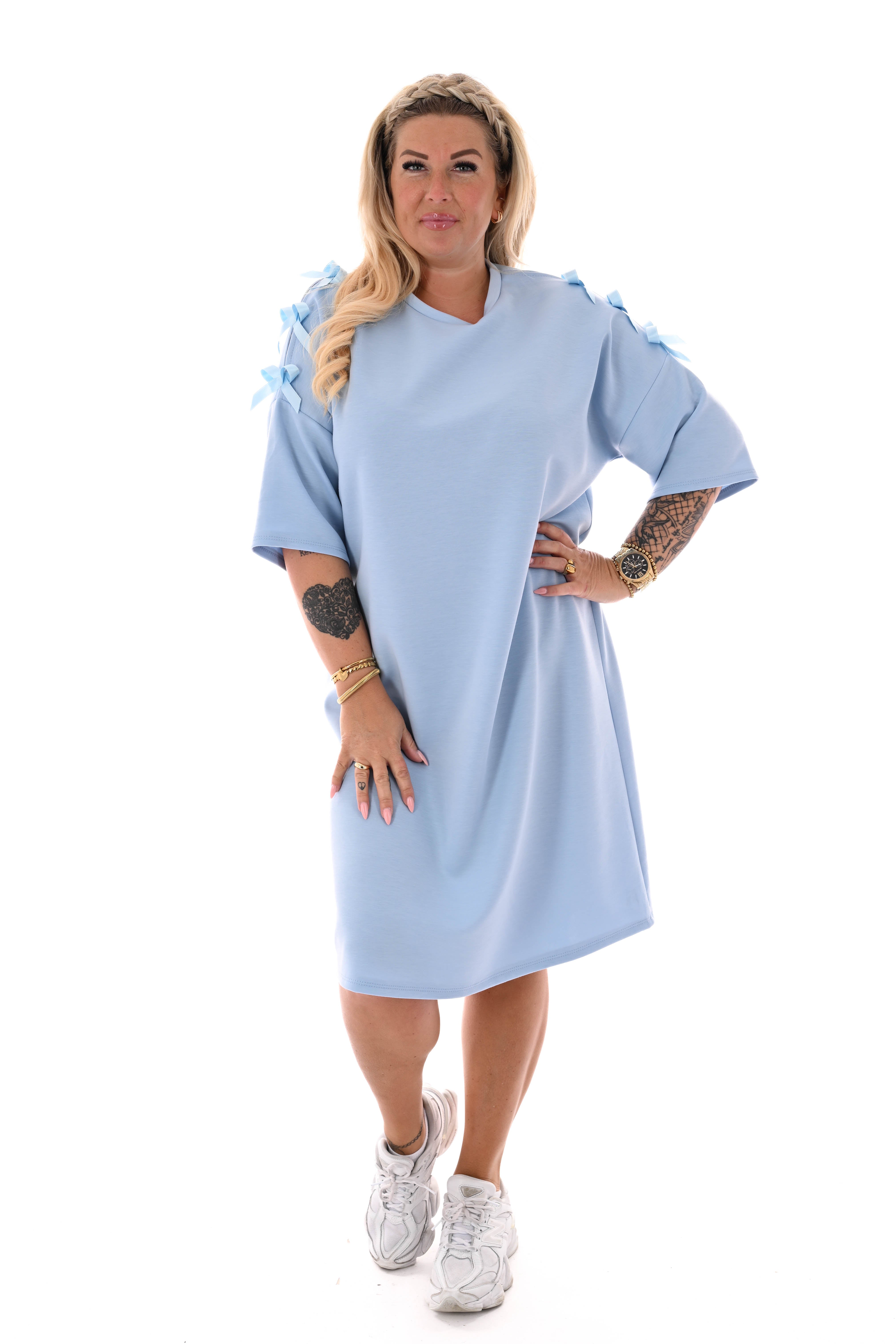 Sweaterdress korte mouwen strikjes lichtblauw