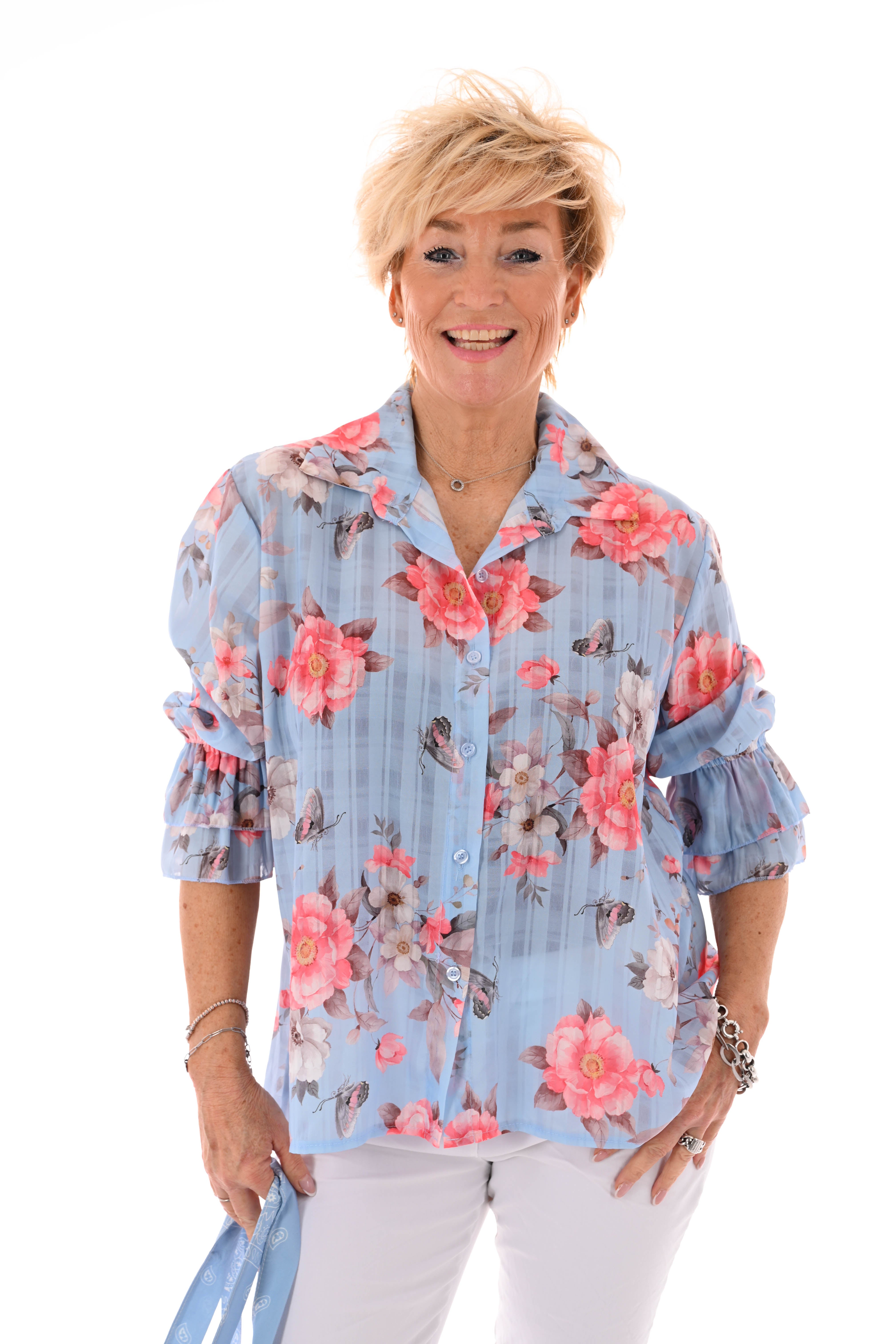 Doorknoop blouse flowers lichtblauw