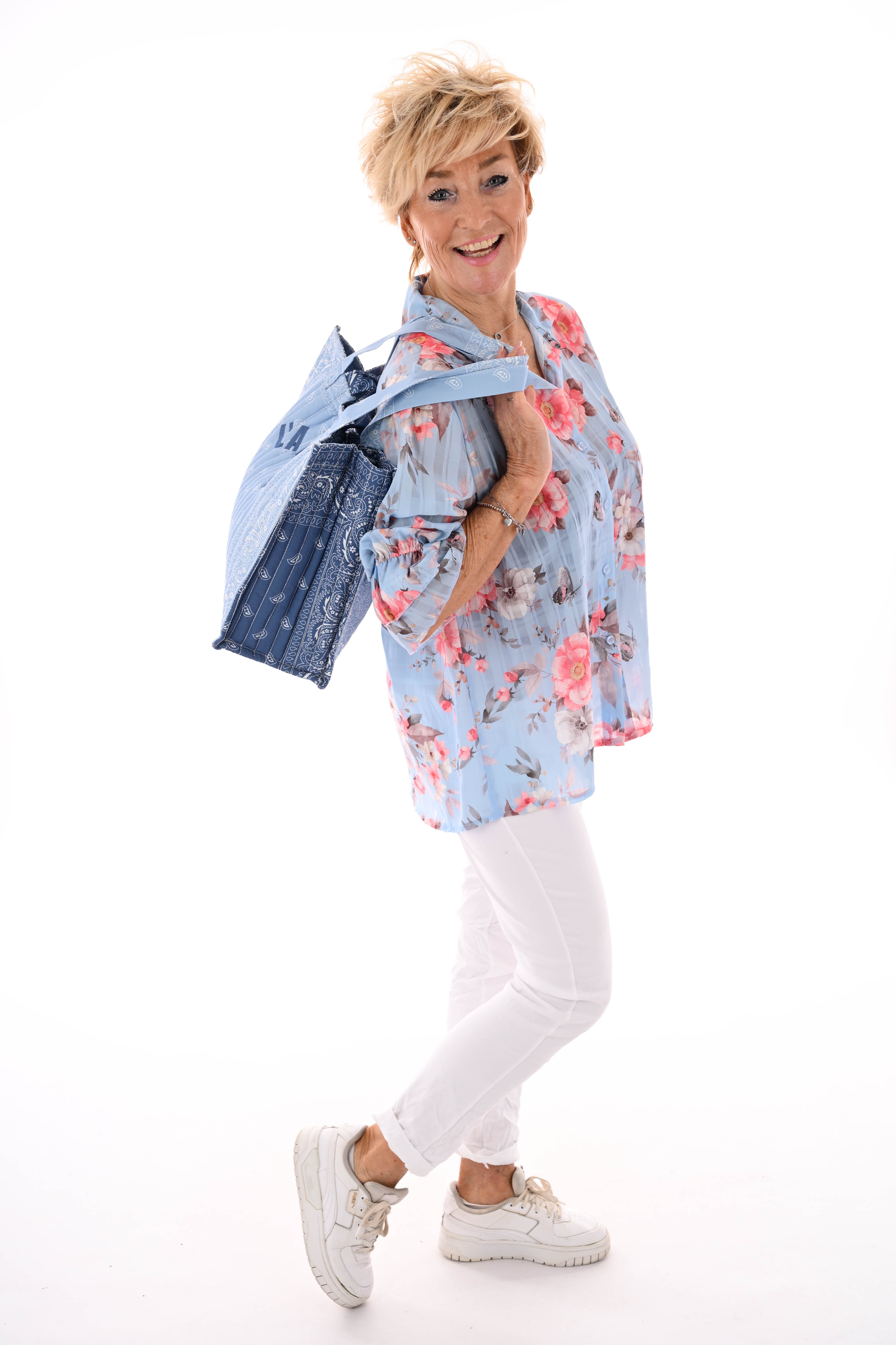 Doorknoop blouse flowers lichtblauw