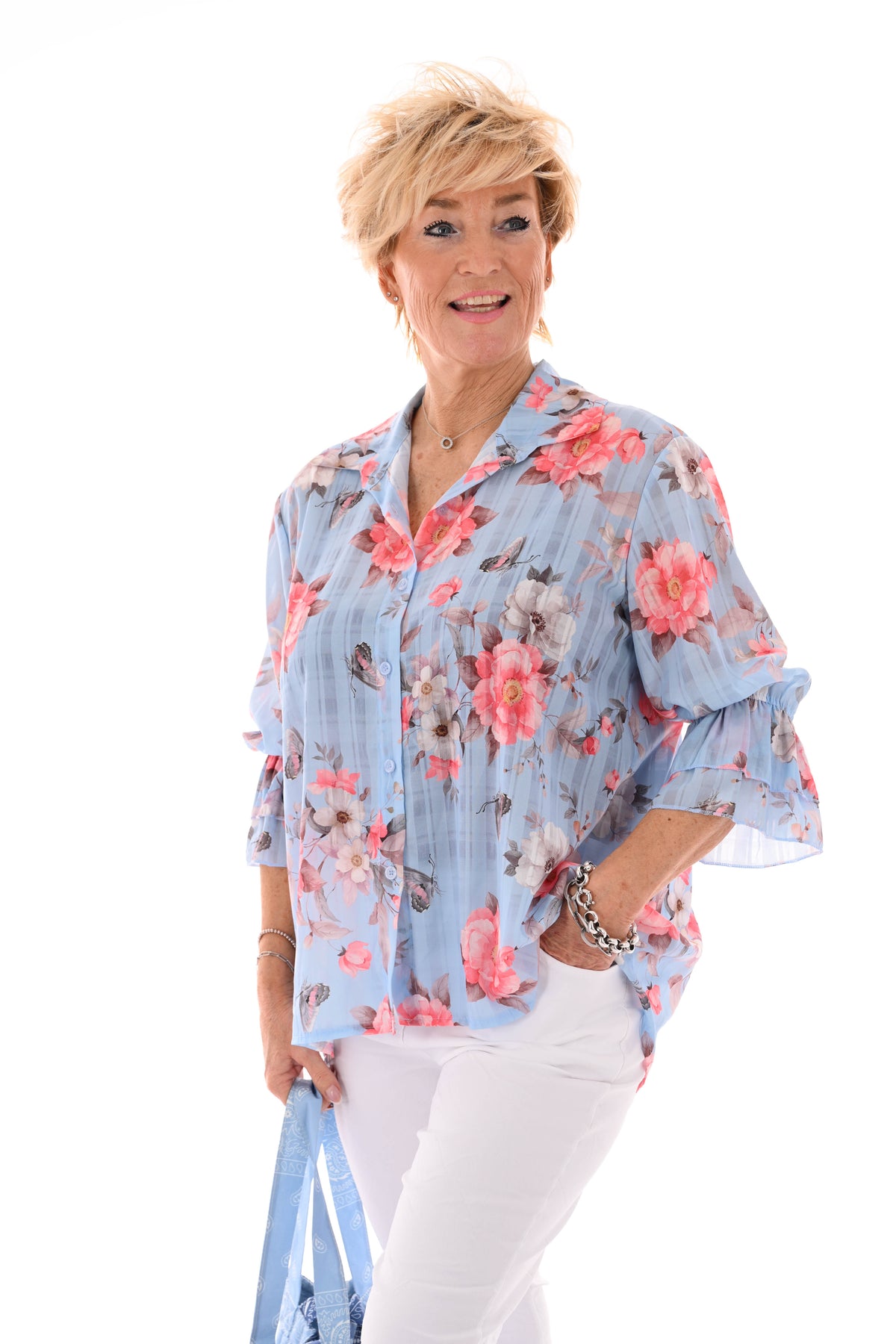 Doorknoop blouse flowers lichtblauw