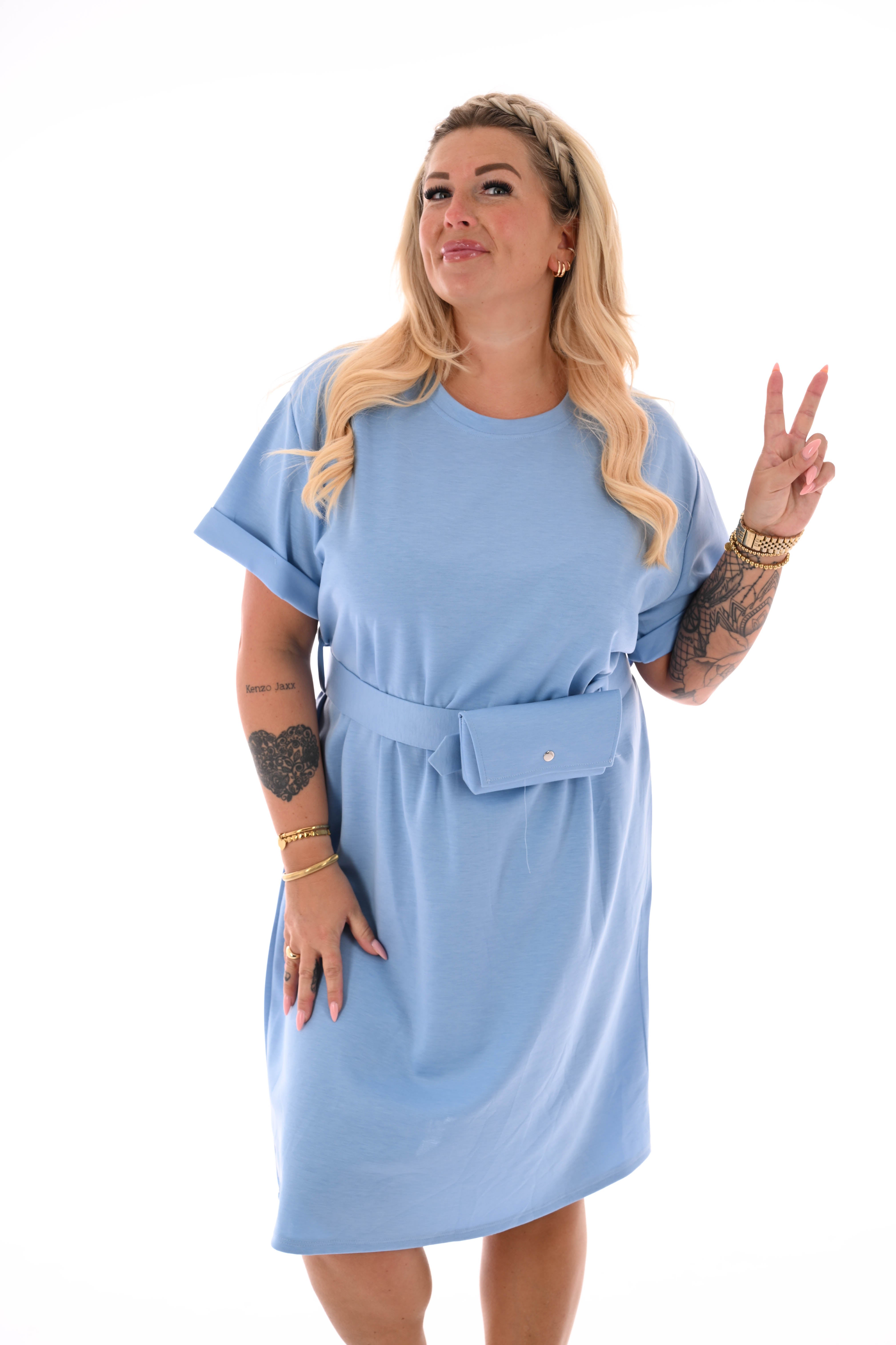 Sweaterdress korte mouwen met riem lichtblauw
