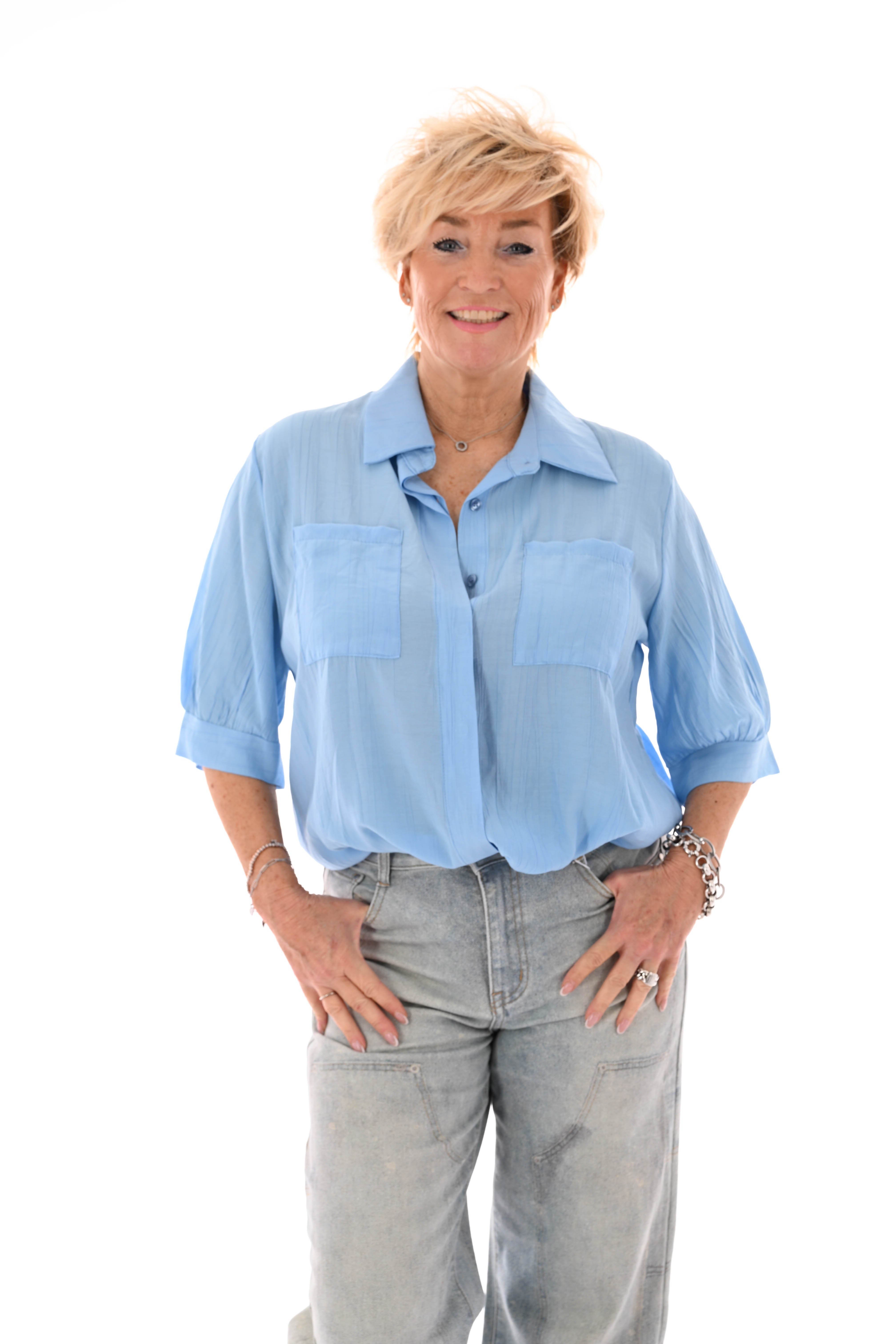 Doorknoop blouse met borstzakken uni lichtblauw