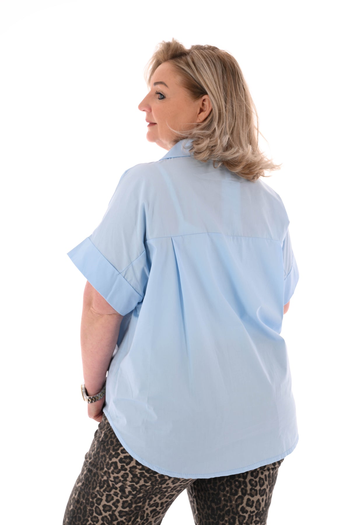 Blouse korte mouwen grote knopen lichtblauw