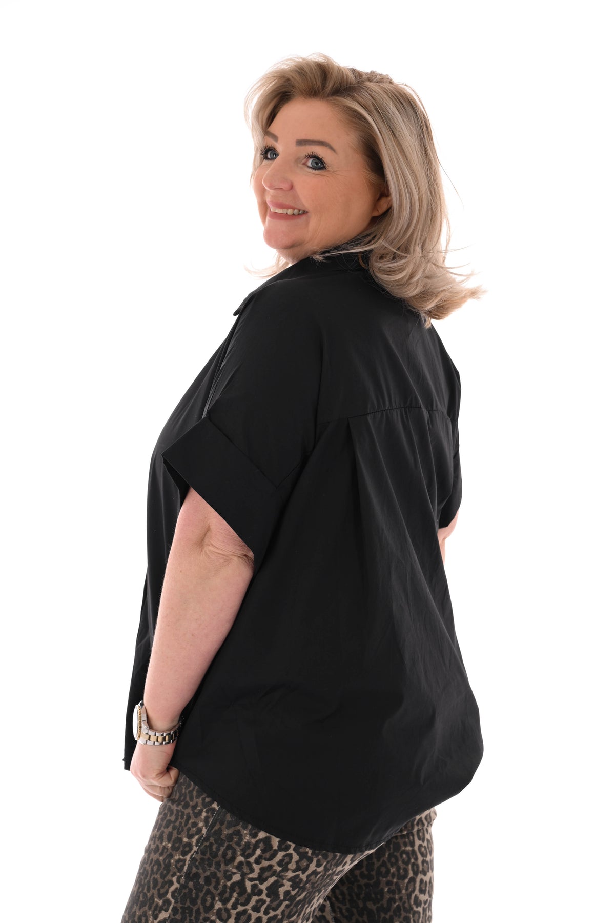 Blouse korte mouwen grote knopen zwart