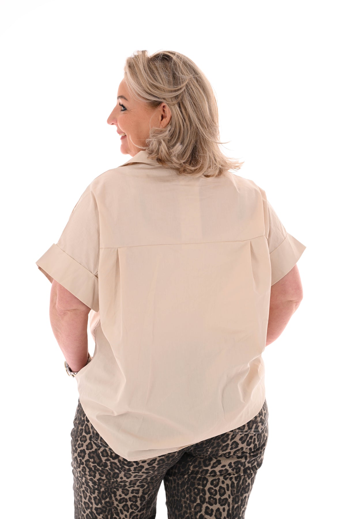Blouse korte mouwen grote knopen beige