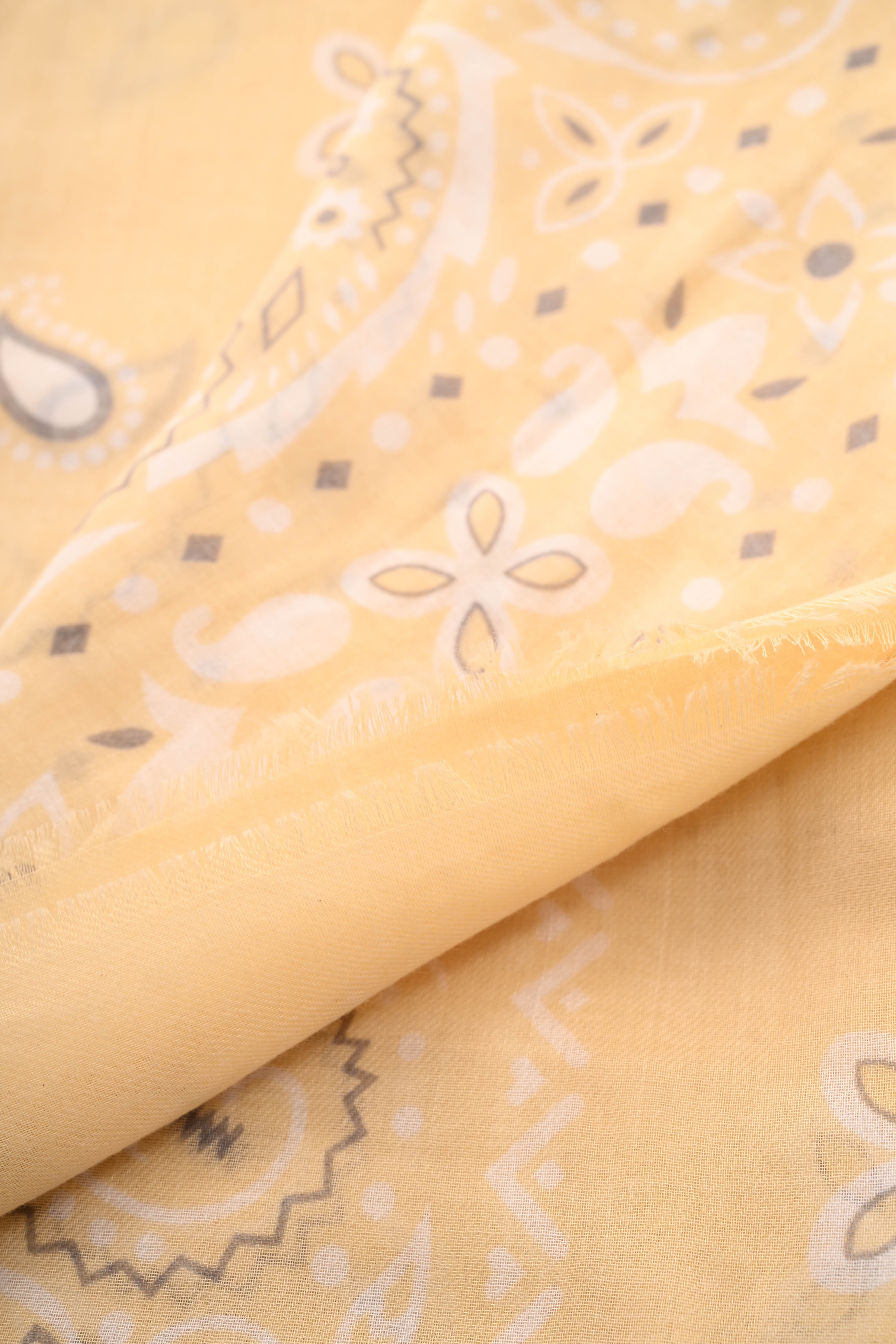 Vierkante sjaal grote paisley lichtgeel