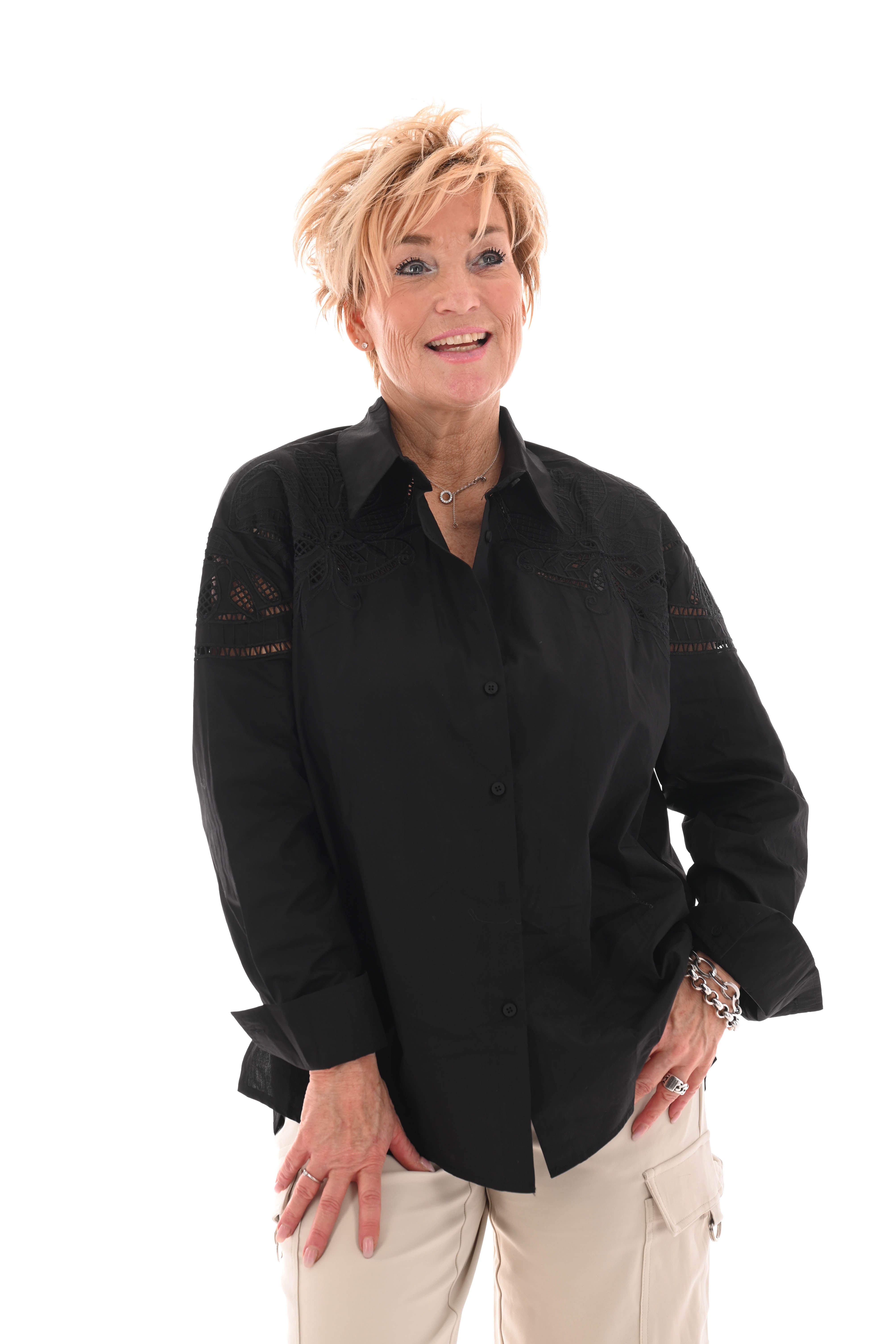 Doorknoop blouse kanten applicatie zwart