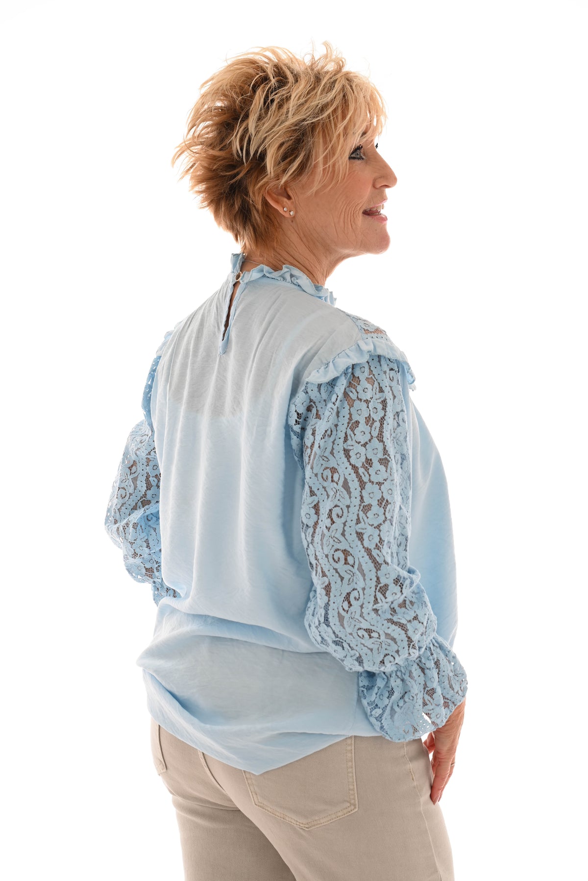 Blouse met kanten hals 3/4e mouw lichtblauw