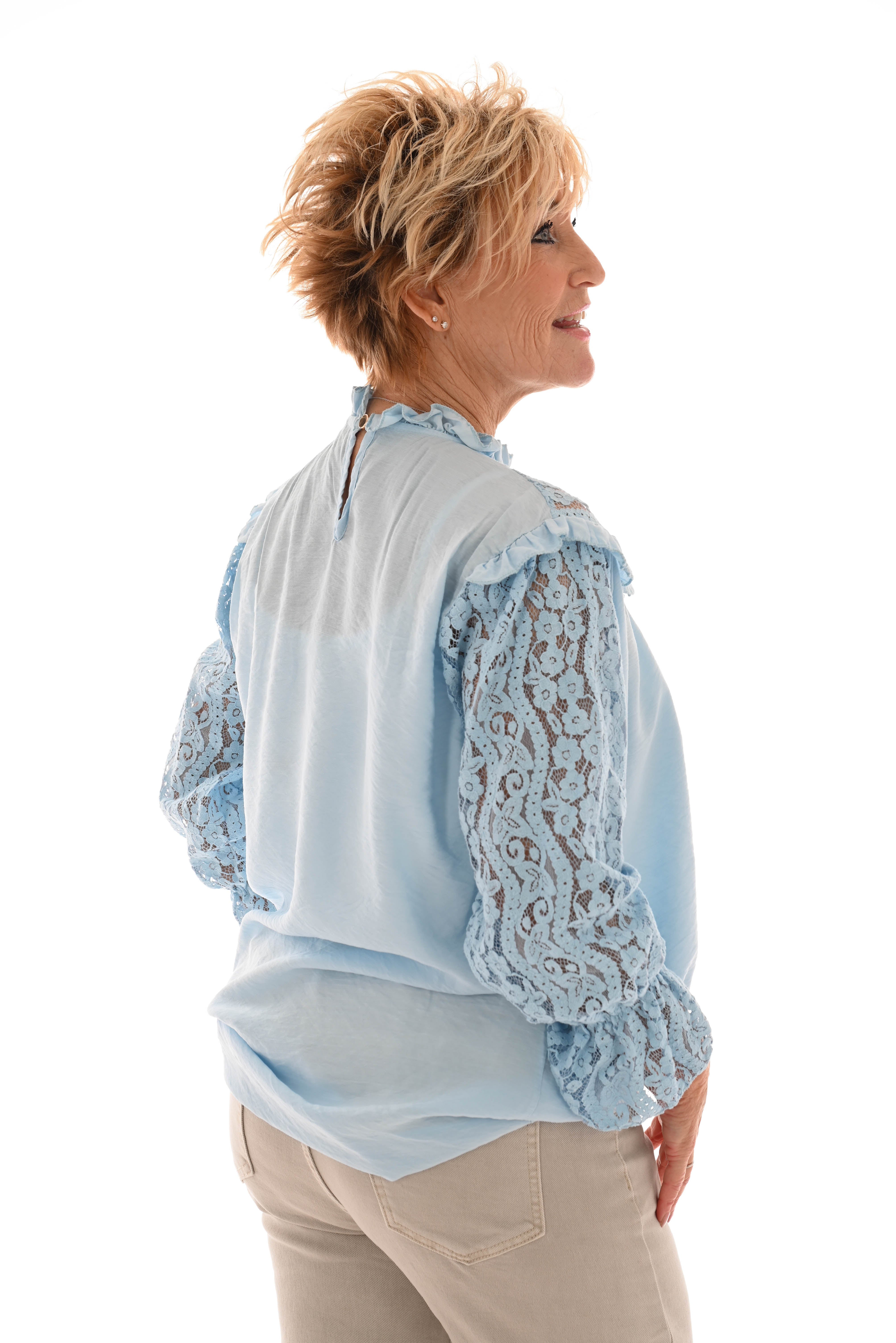Blouse met kanten hals 3/4e mouw lichtblauw