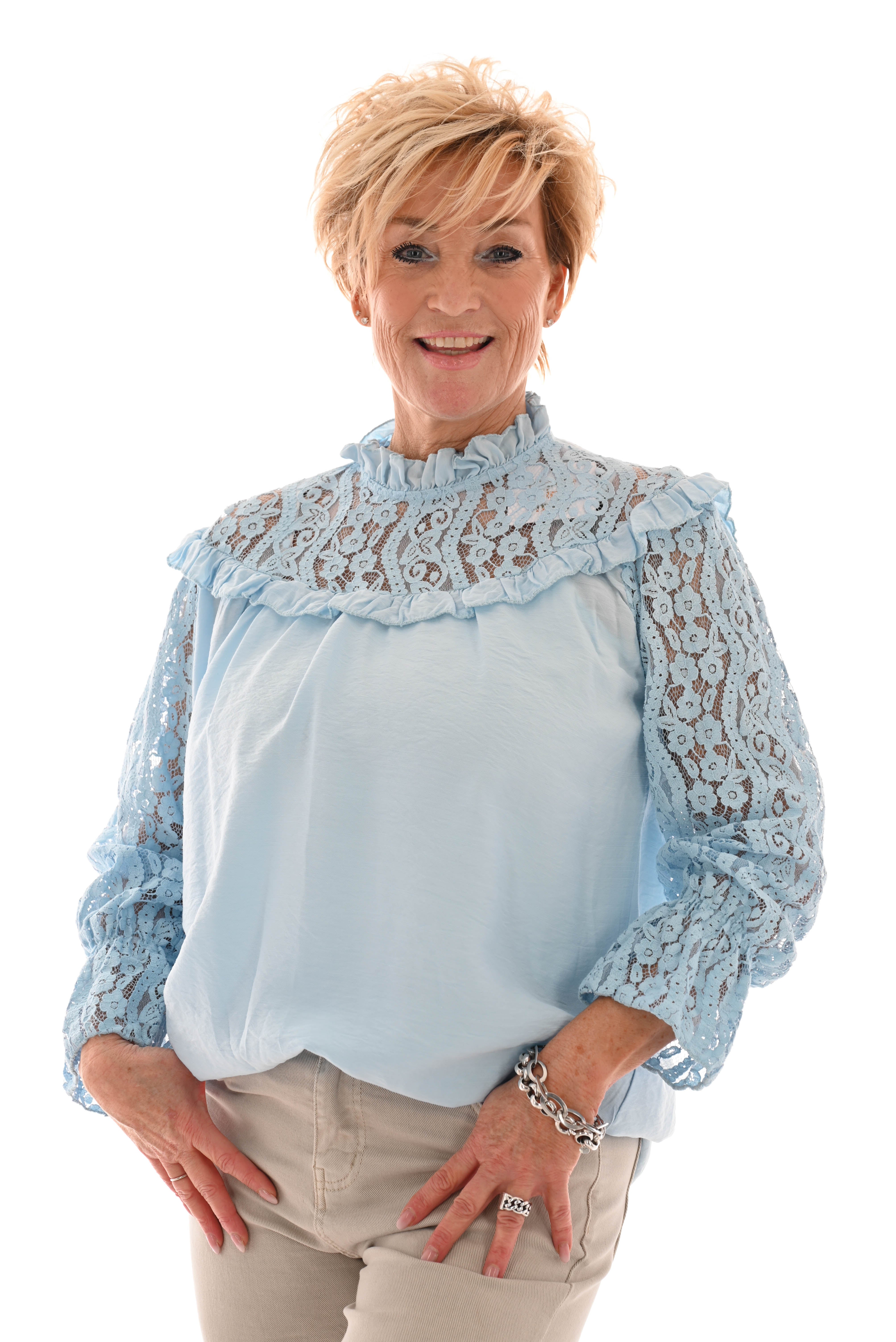 Blouse met kanten hals 3/4e mouw lichtblauw