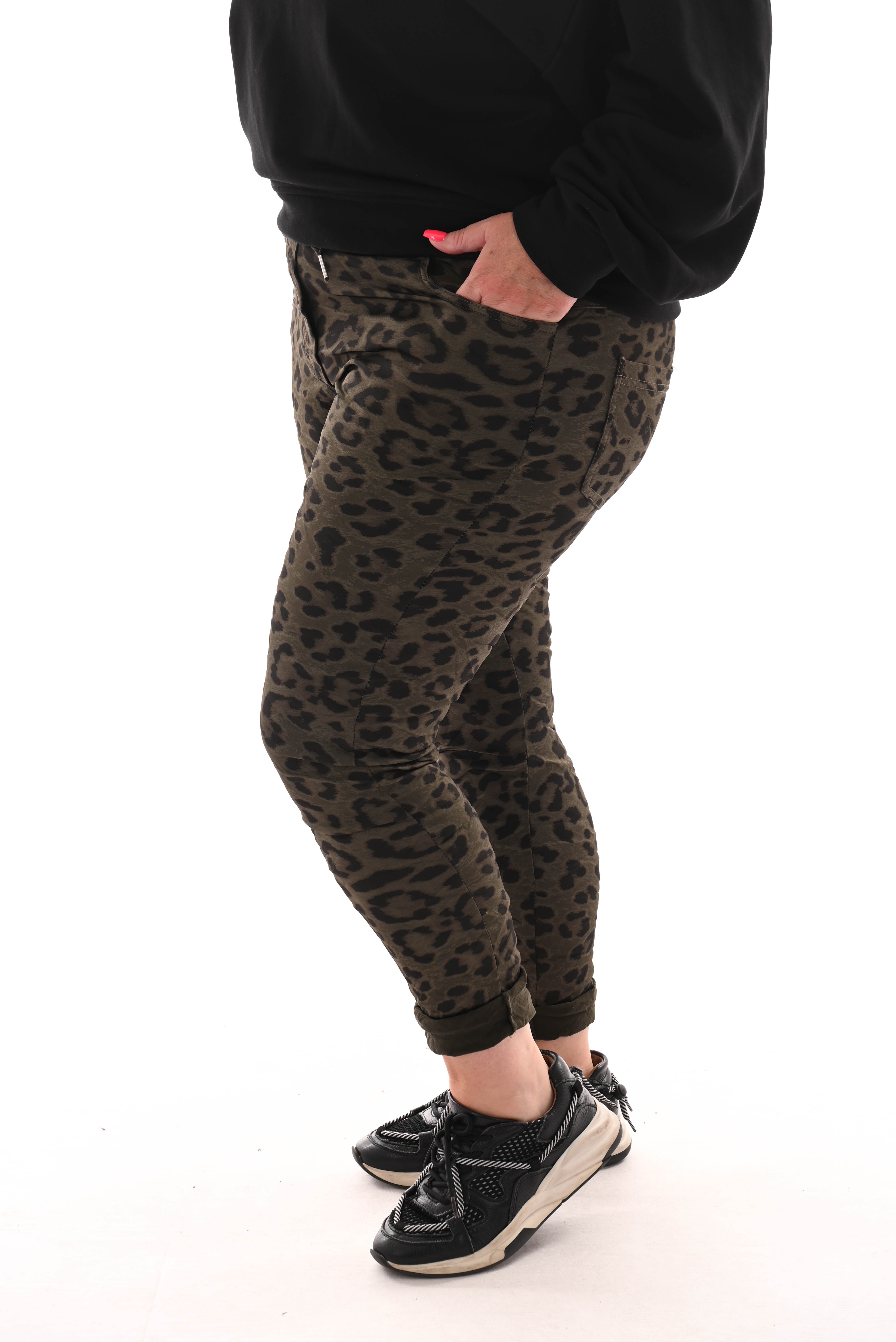 Silky stretchbroek panterprint legergroen