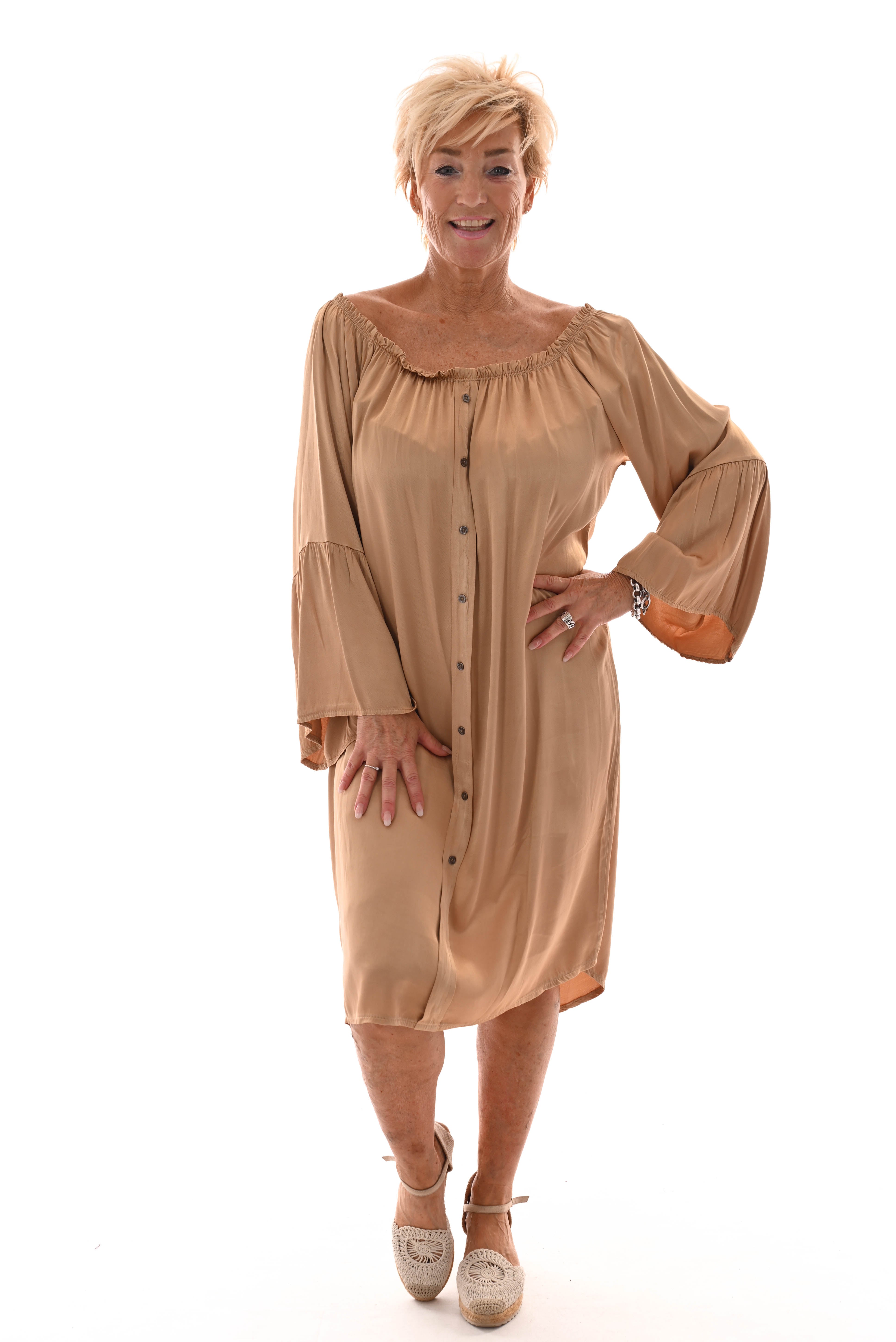 Silky jurk off-shoulder knopen en trompetmouwen goud