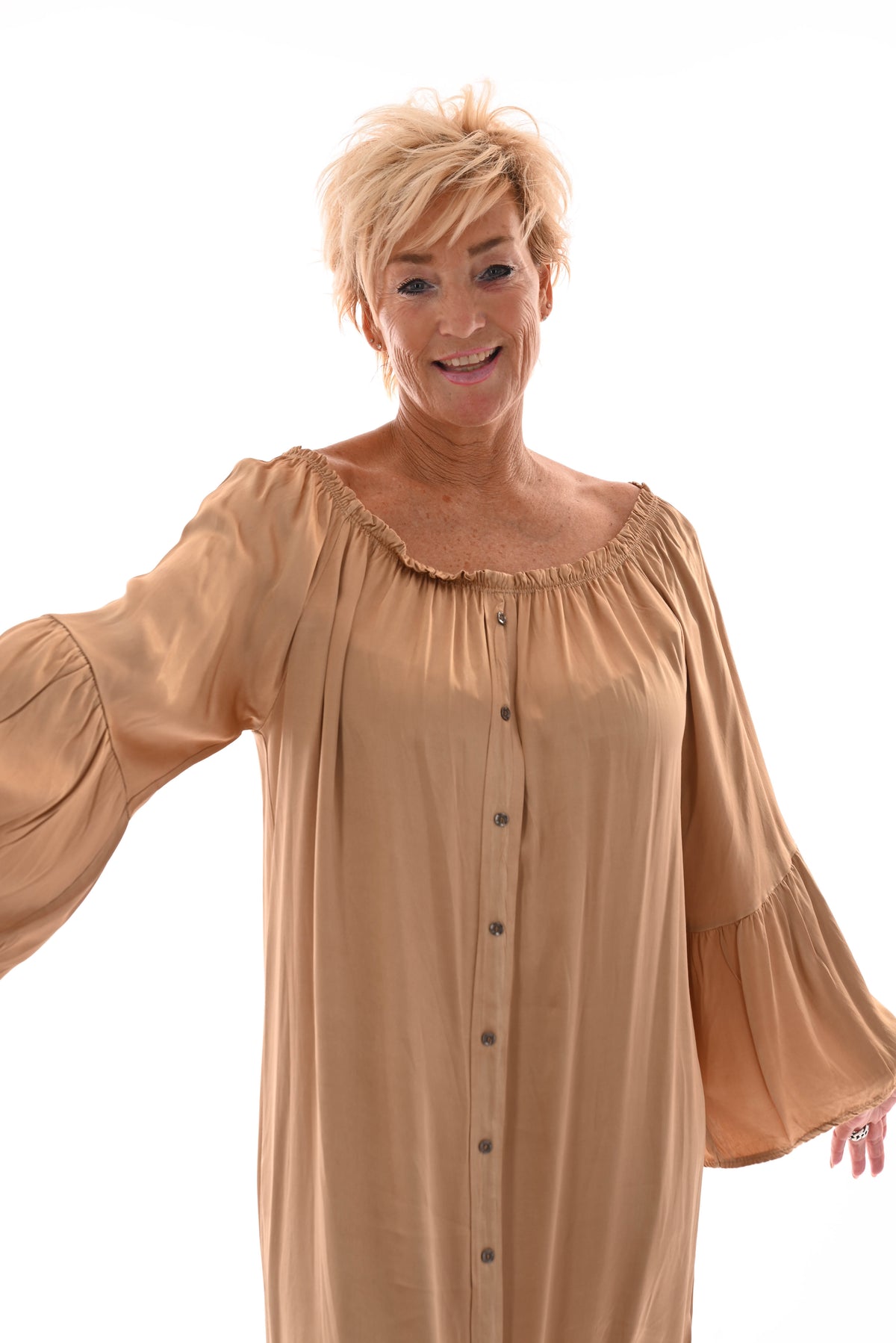 Silky jurk off-shoulder knopen en trompetmouwen goud