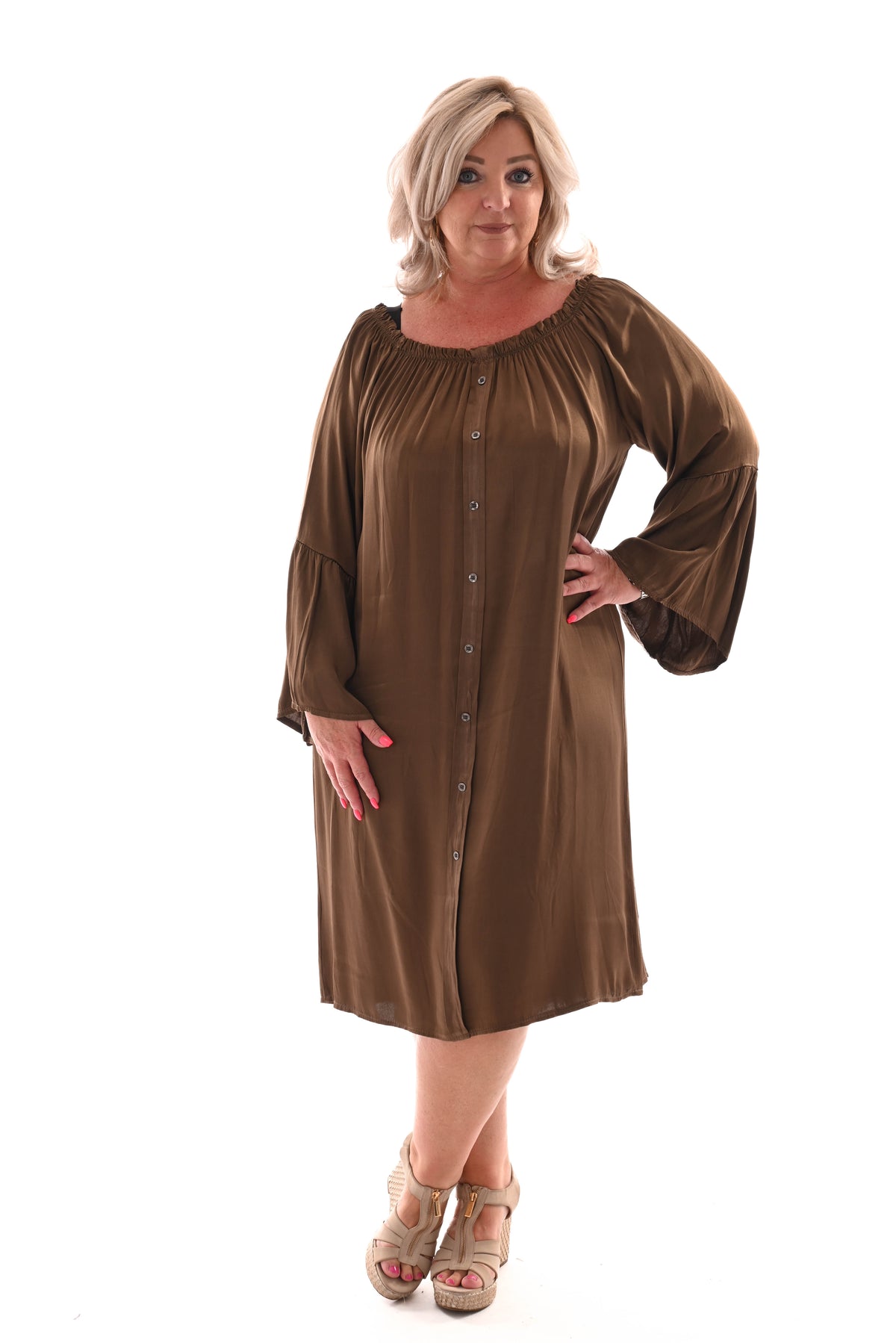 Silky jurk off-shoulder knopen en trompetmouwen bruin