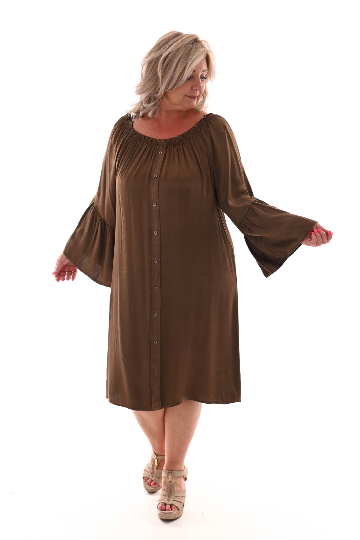 Silky jurk off-shoulder knopen en trompetmouwen bruin