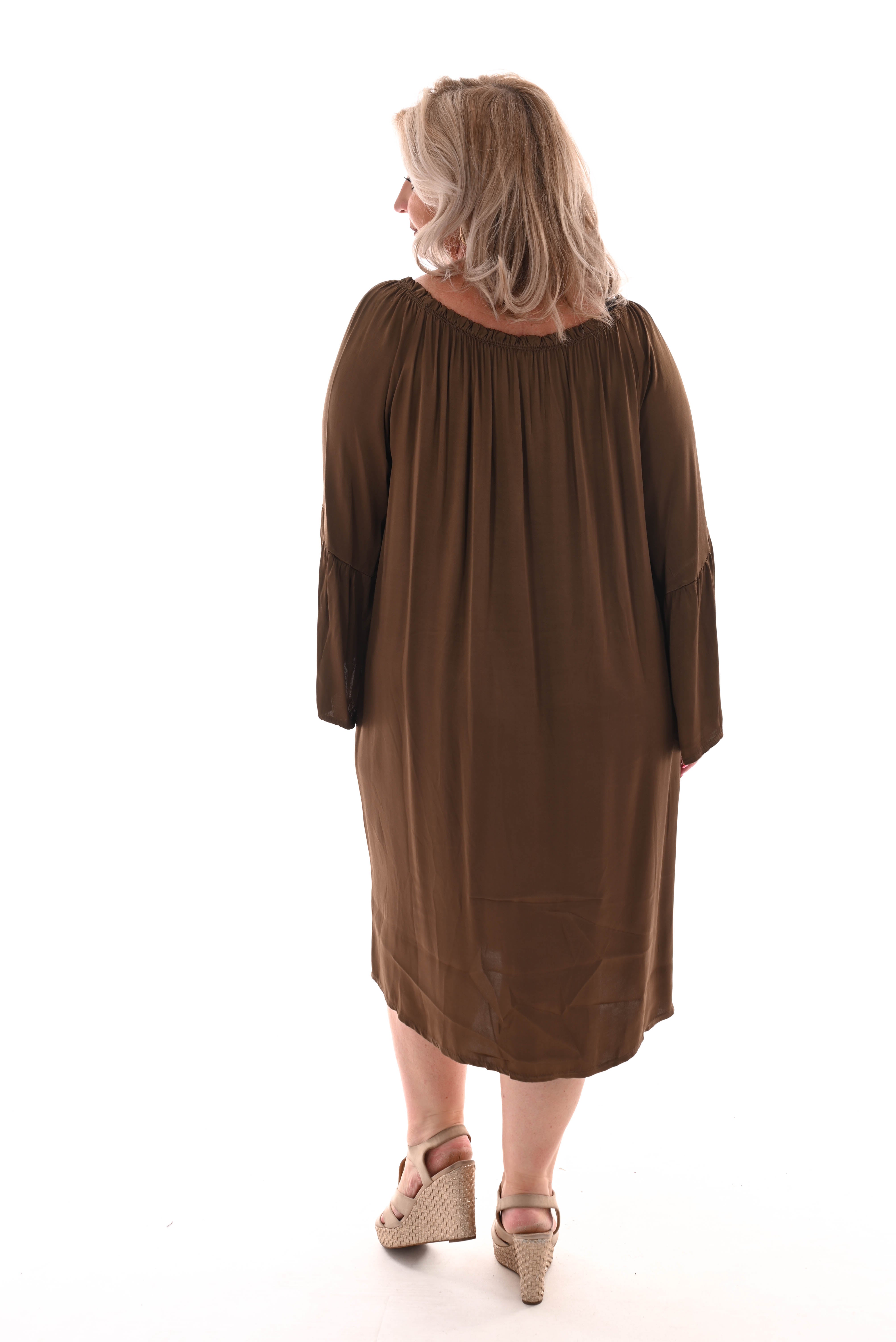 Silky jurk off-shoulder knopen en trompetmouwen bruin