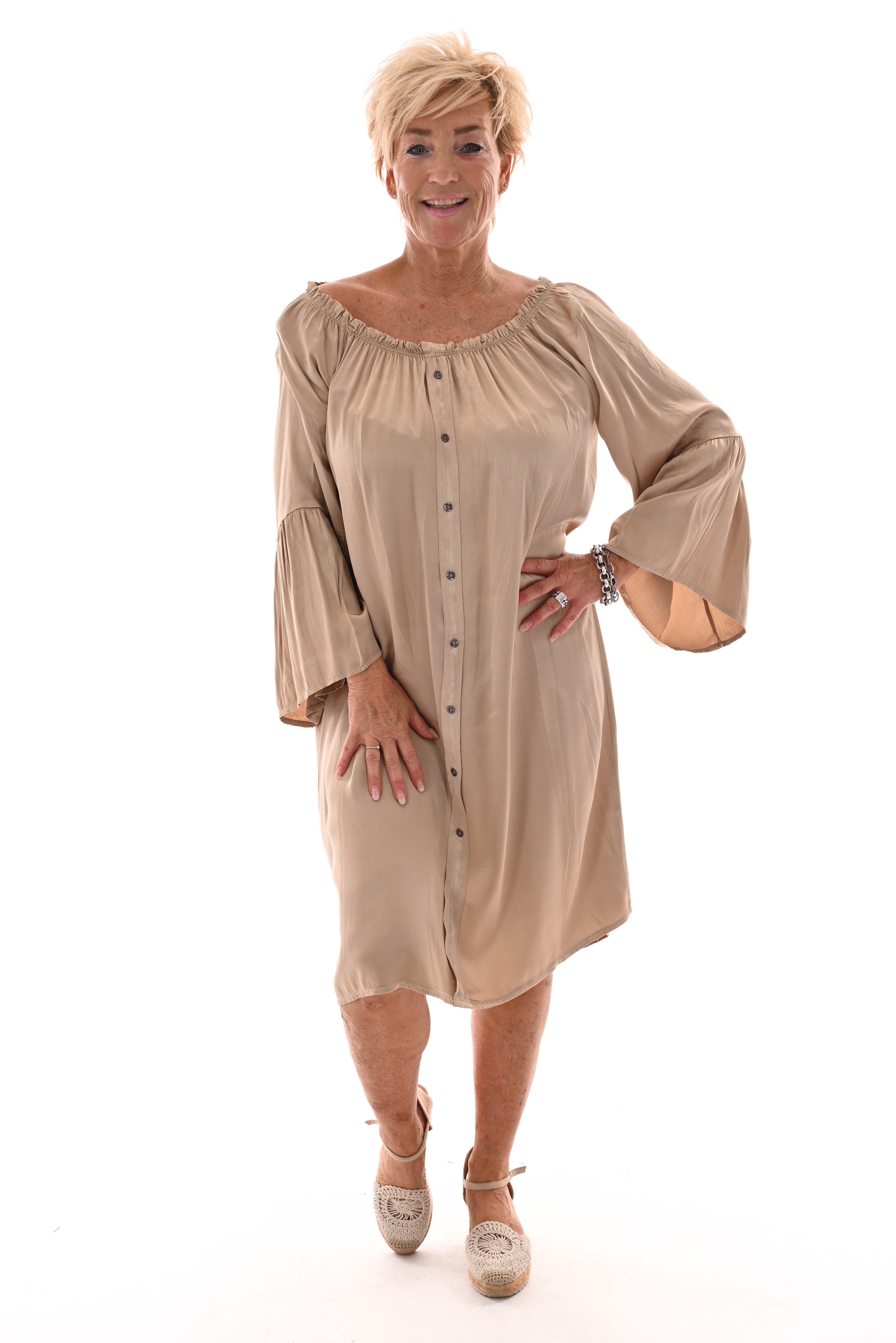 Silky jurk off-shoulder knopen en trompetmouwen goud