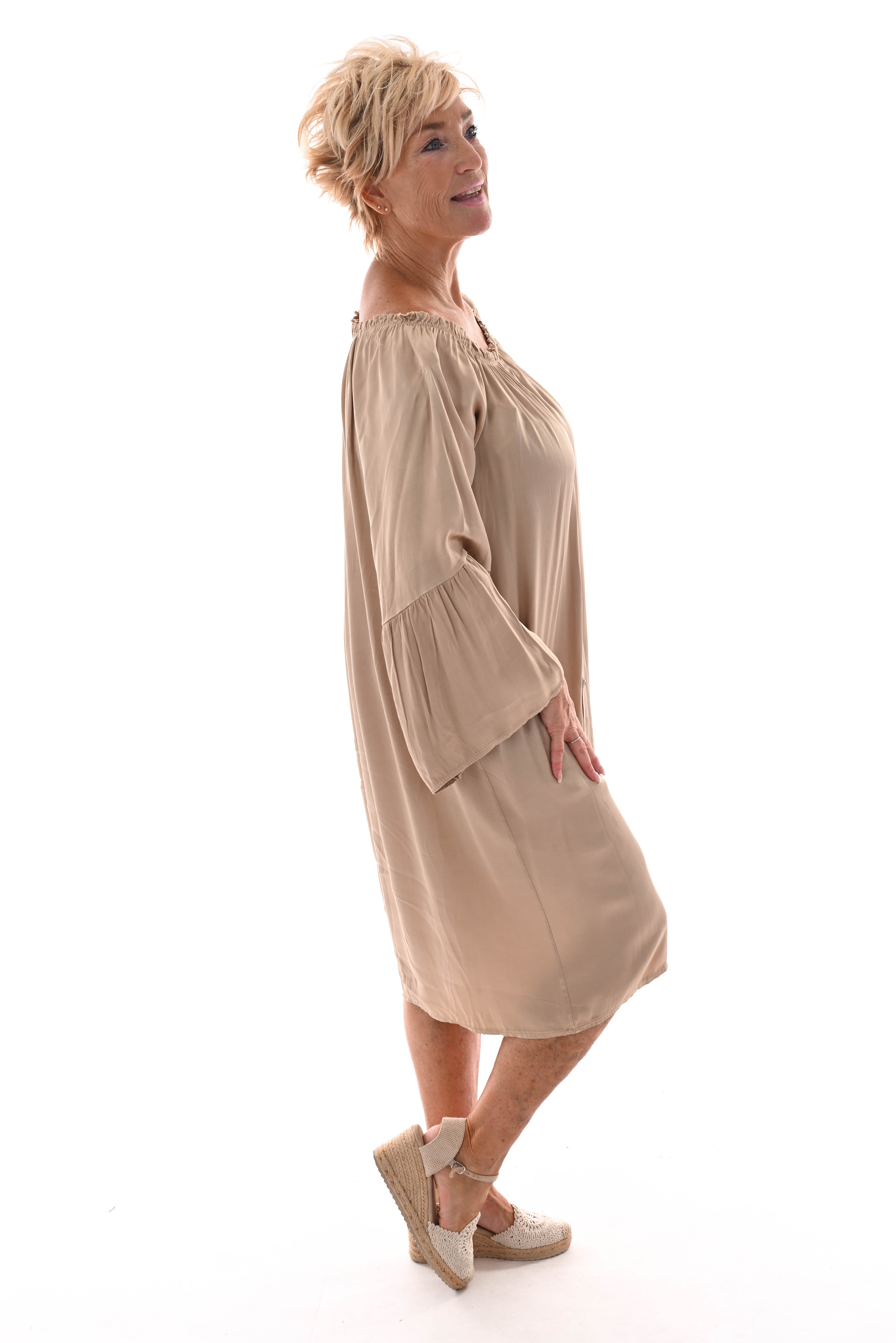 Silky jurk off-shoulder knopen en trompetmouwen goud