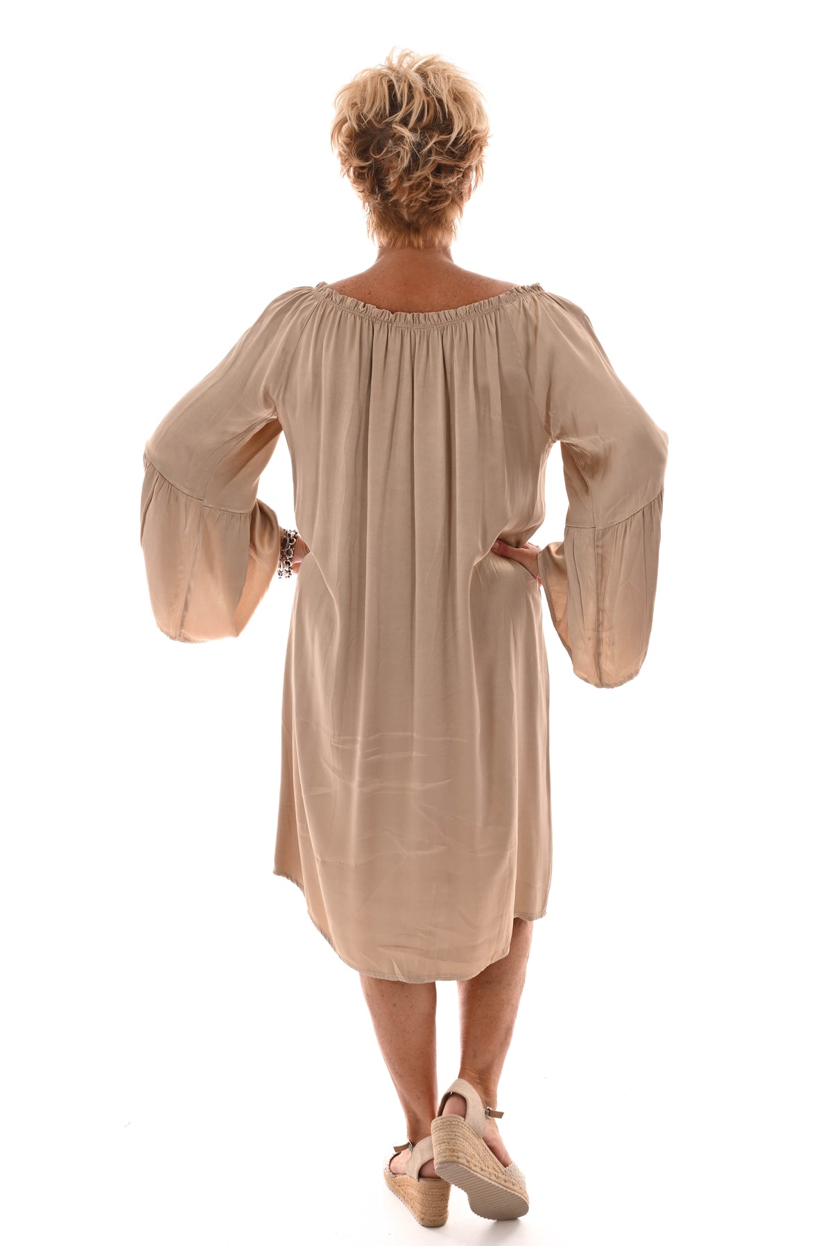 Silky jurk off-shoulder knopen en trompetmouwen goud