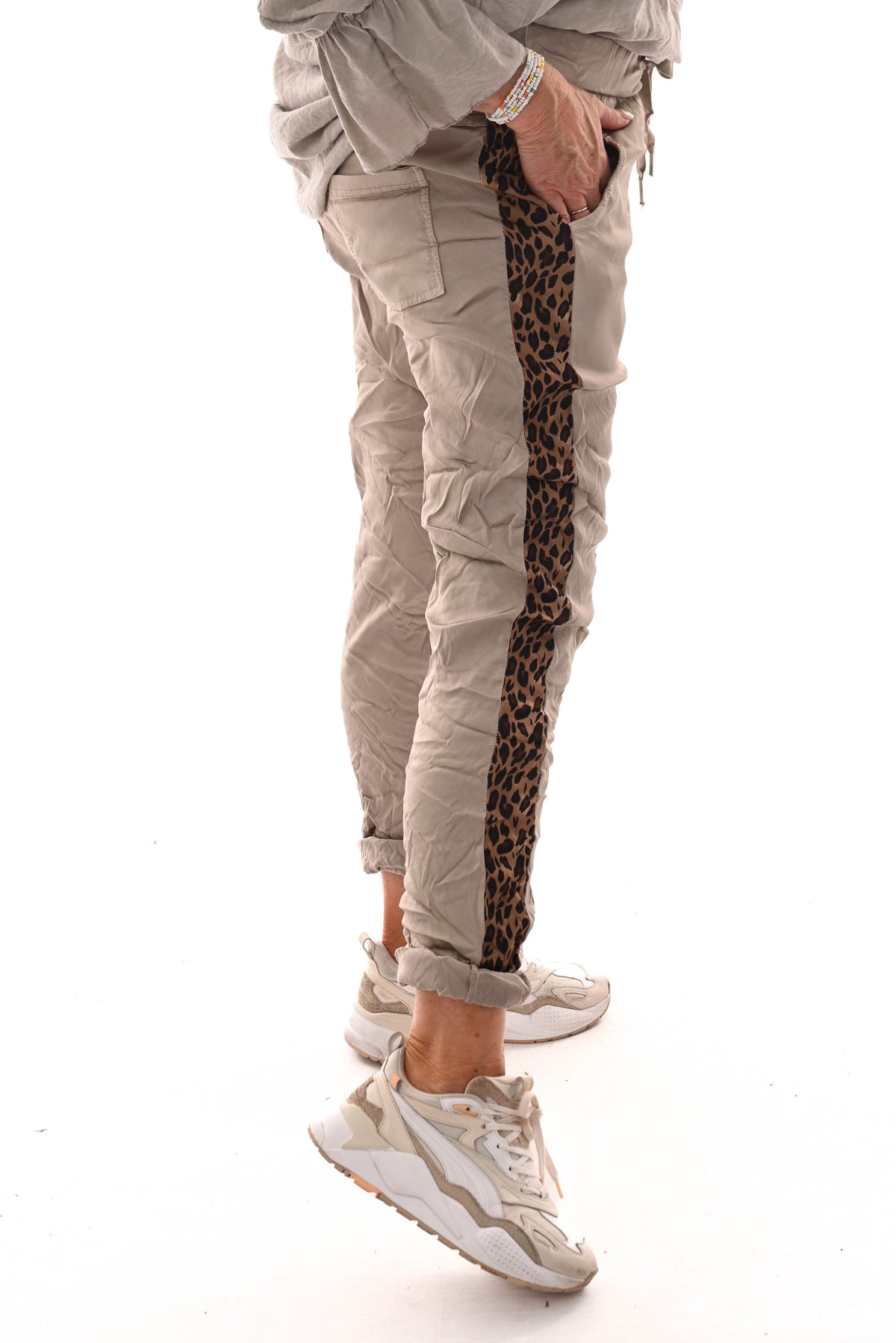 Silky stretchbroek panterbies beige