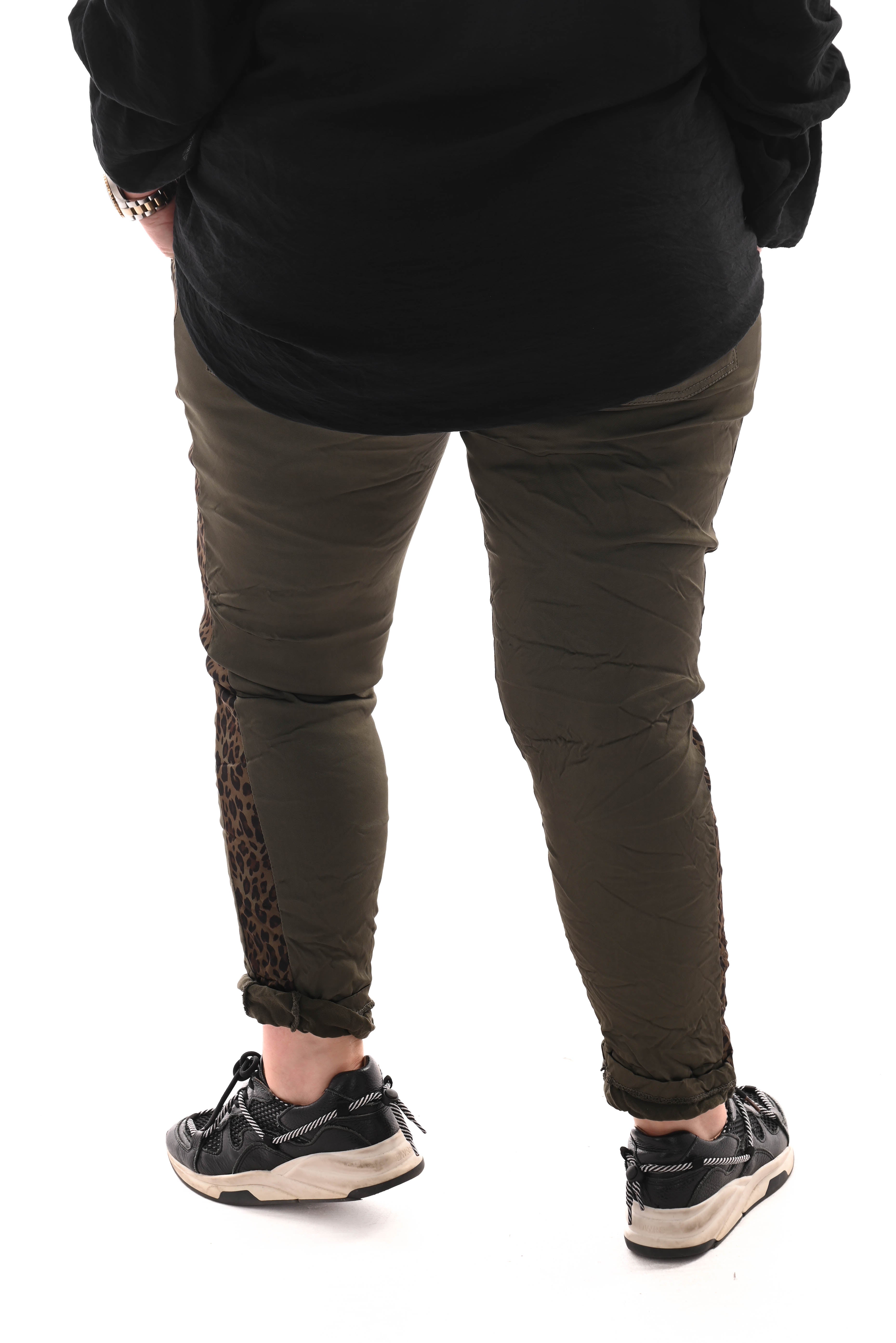 Silky stretchbroek panterbies legergroen