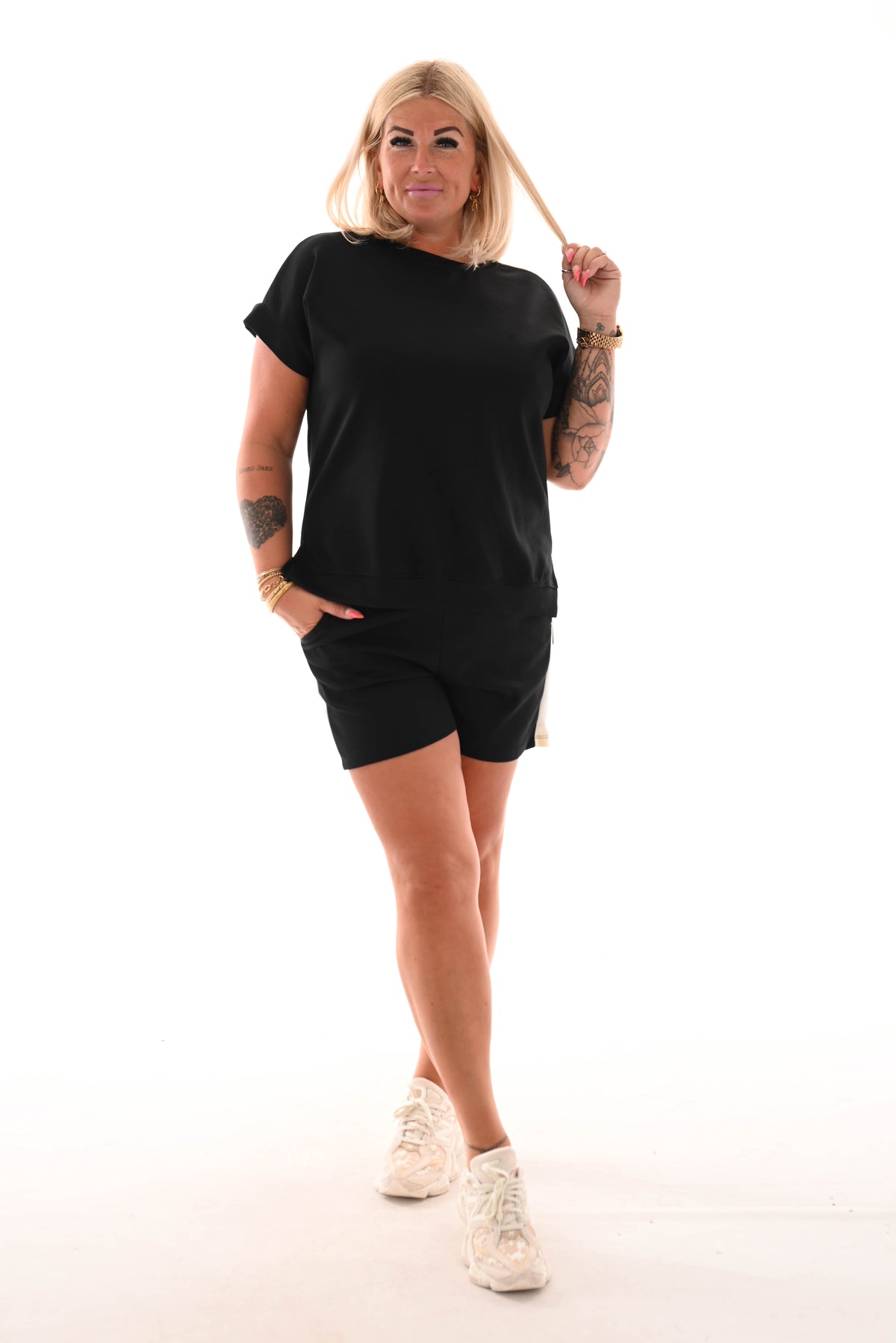 Tweedelig set short met bies zwart