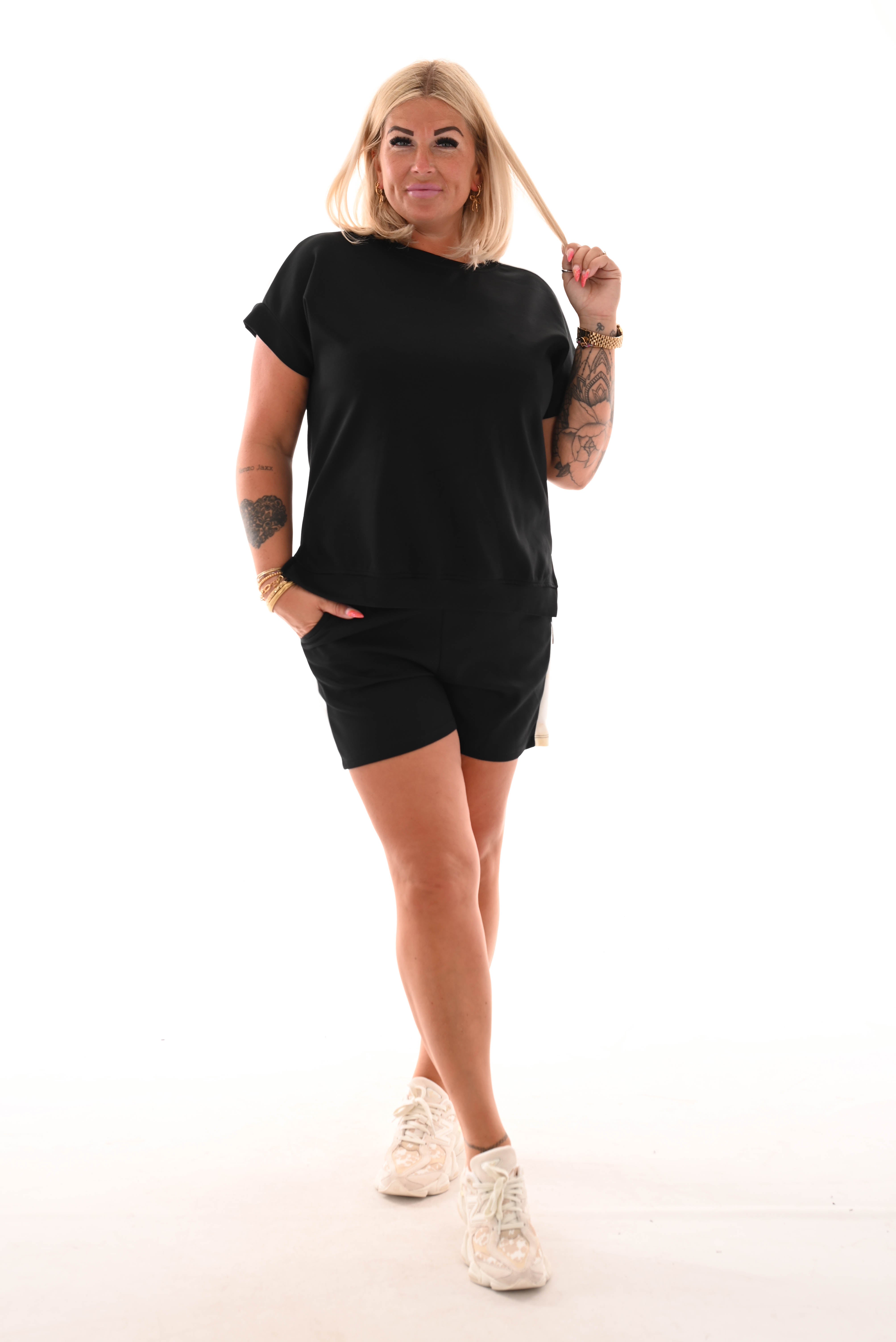 Tweedelig set short met bies zwart