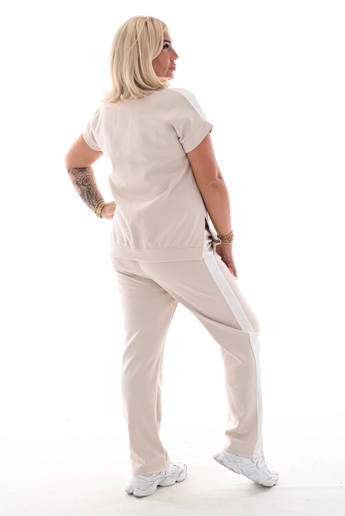 Tweedelig set met bies korte mouwen beige