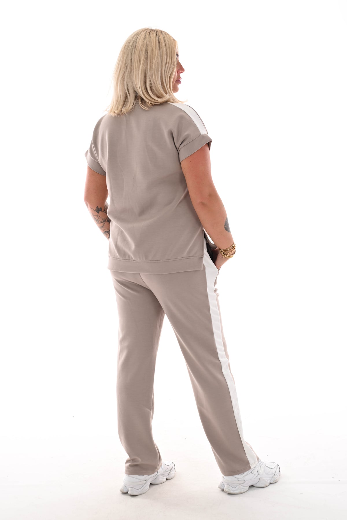 Tweedelig set met bies korte mouwen taupe