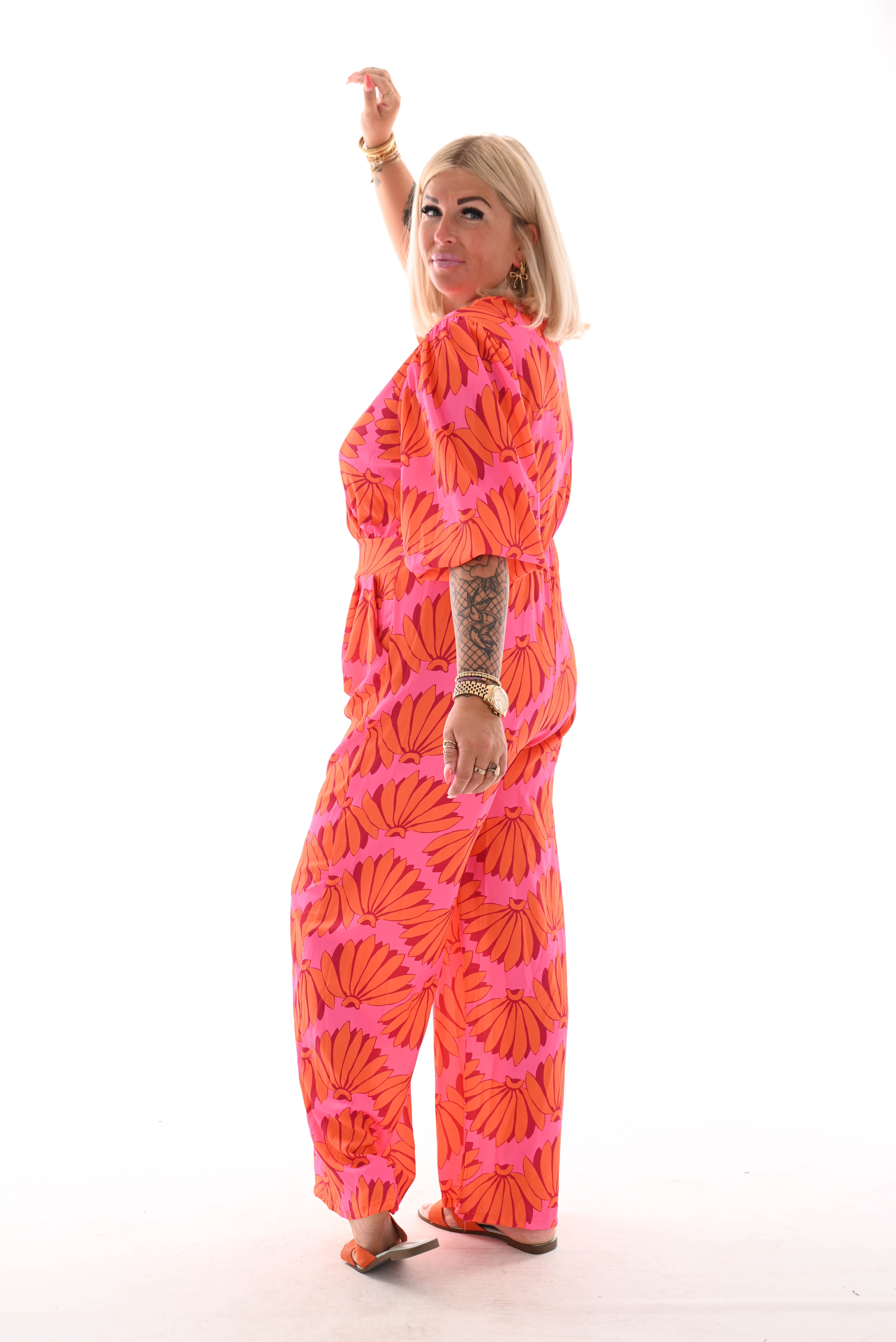 Jumpsuit overslag print bloemen roze/oranje