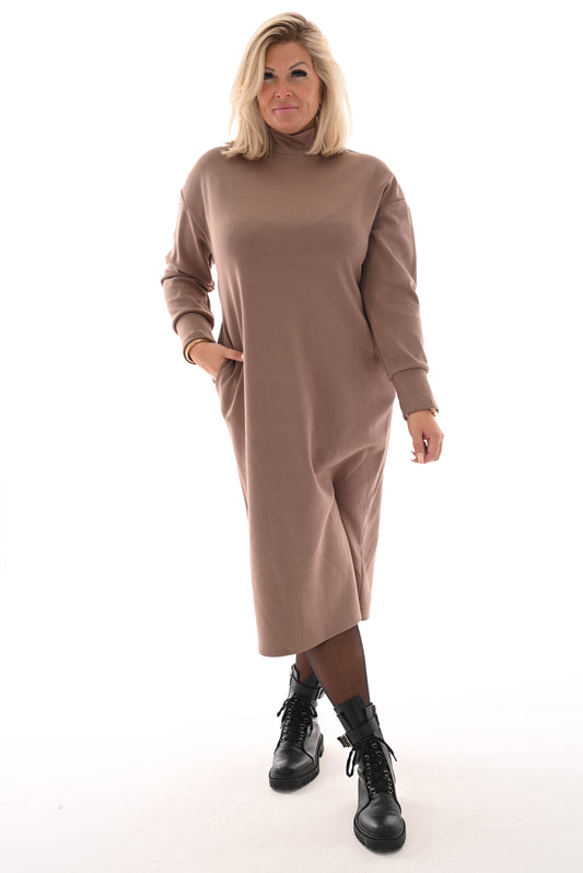 Sweater dress lang met turtle neck en zakken taupe