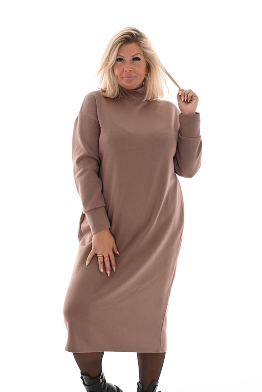 Sweater dress lang met turtle neck en zakken taupe