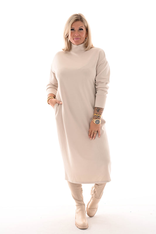 Sweater dress lang met turtle neck en zakken beige