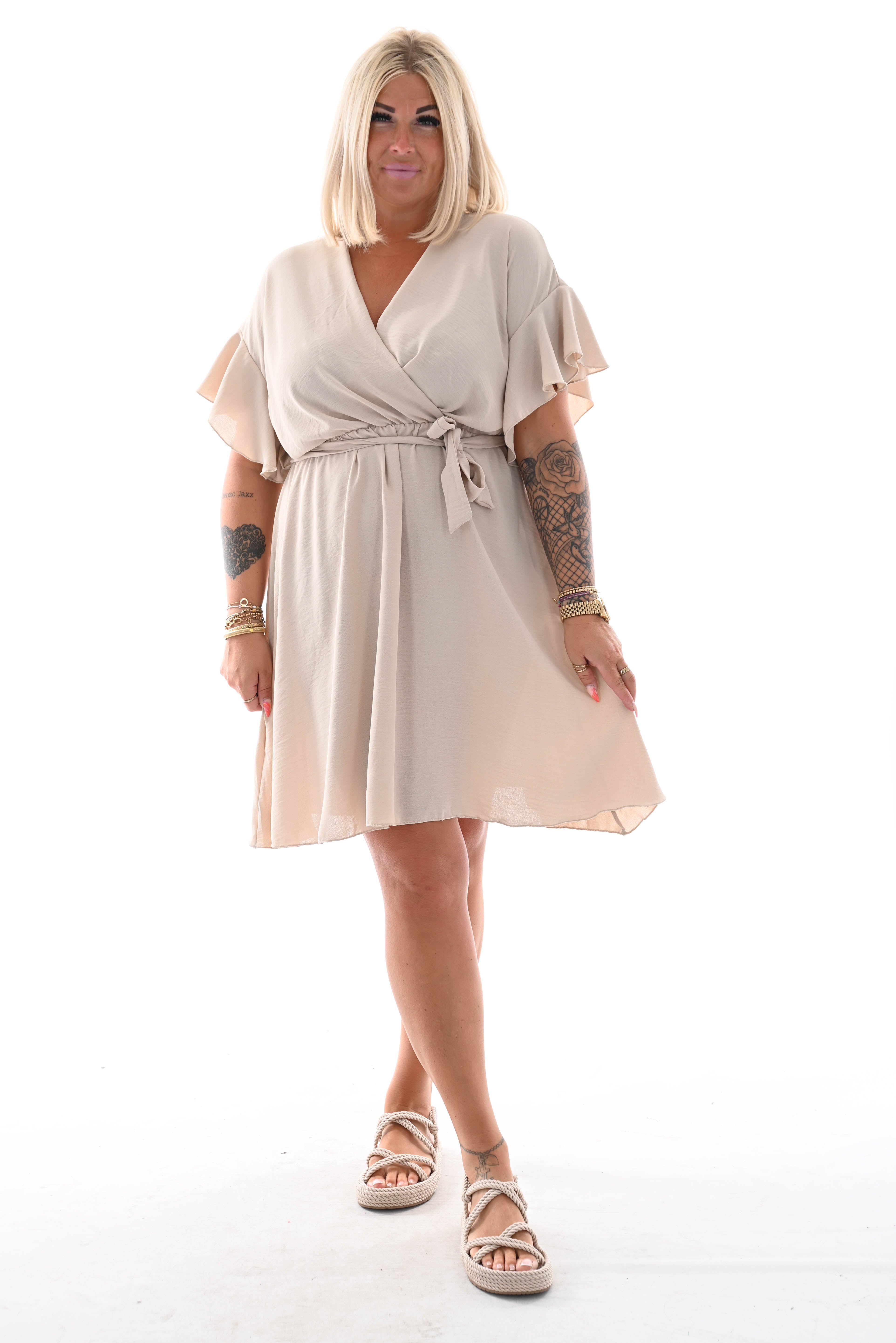 Korte jurk roezelmouwen met strik uni beige