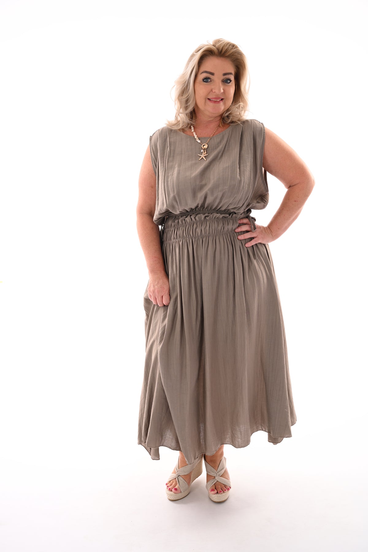 Lange jurk gedrapeerde taille taupe