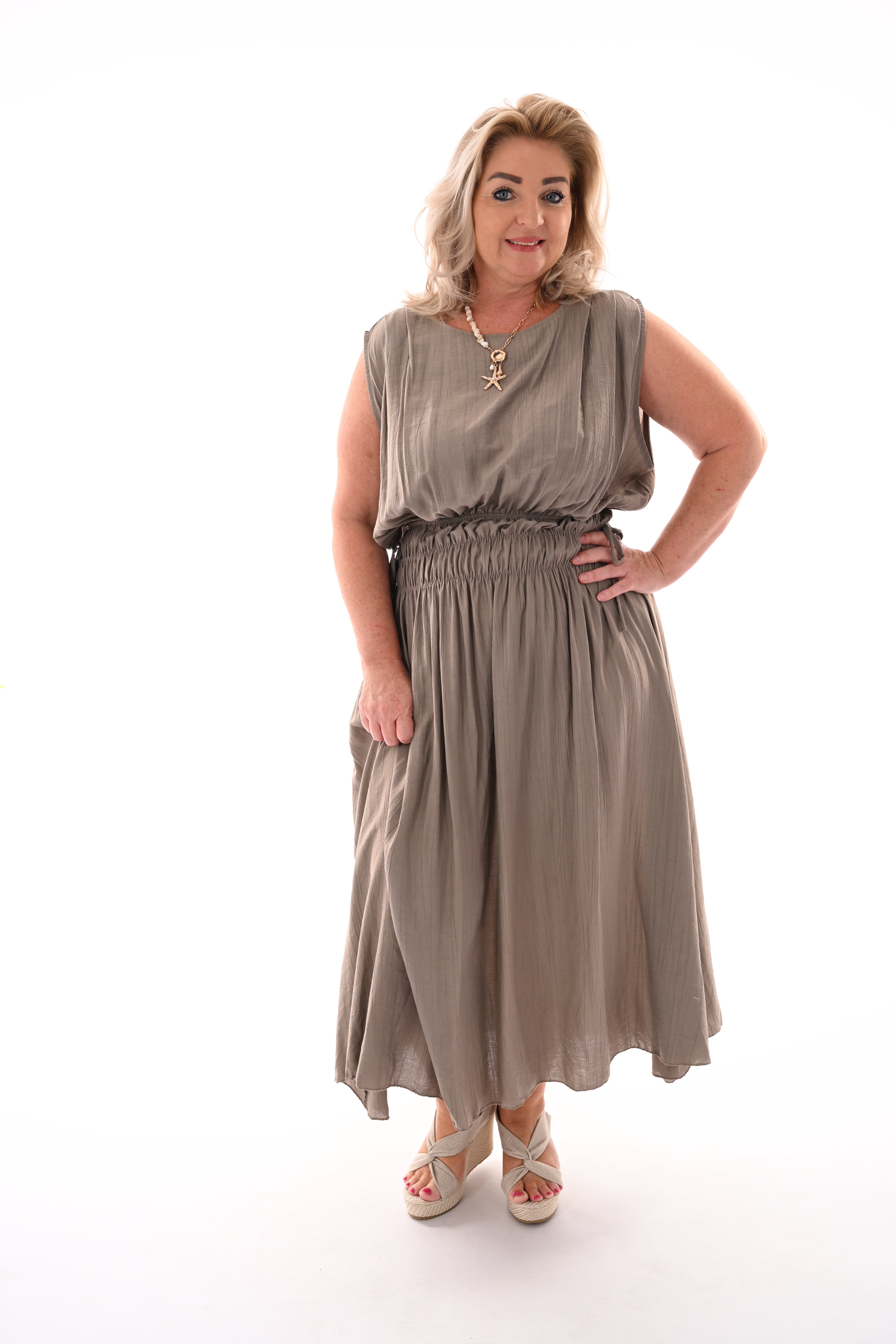 Lange jurk gedrapeerde taille taupe